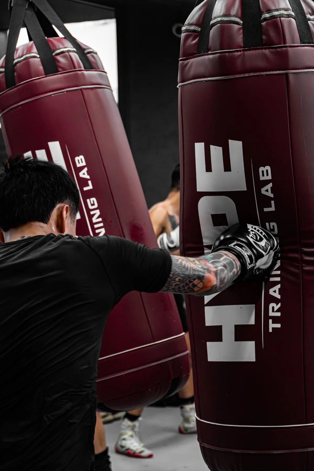Cận cảnh một học viên đeo găng đánh vào bao cát HYPE TRAINING LAB