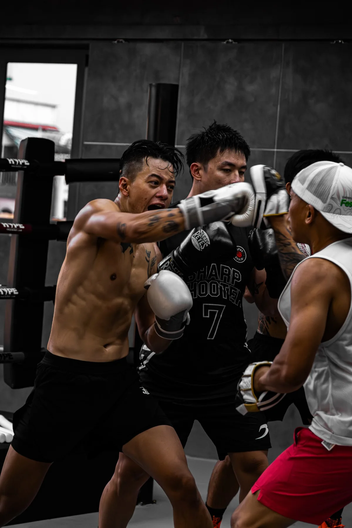 Học viên đeo găng tập đấm theo cặp trong buổi Boxing