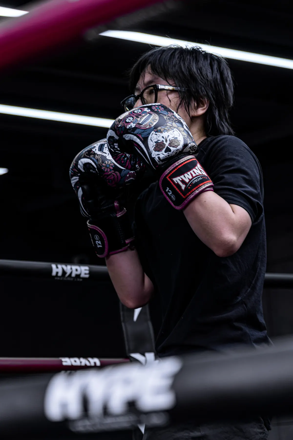 Lớp Boxing người lớn tại HYPE — học viên thủ thế với găng tay