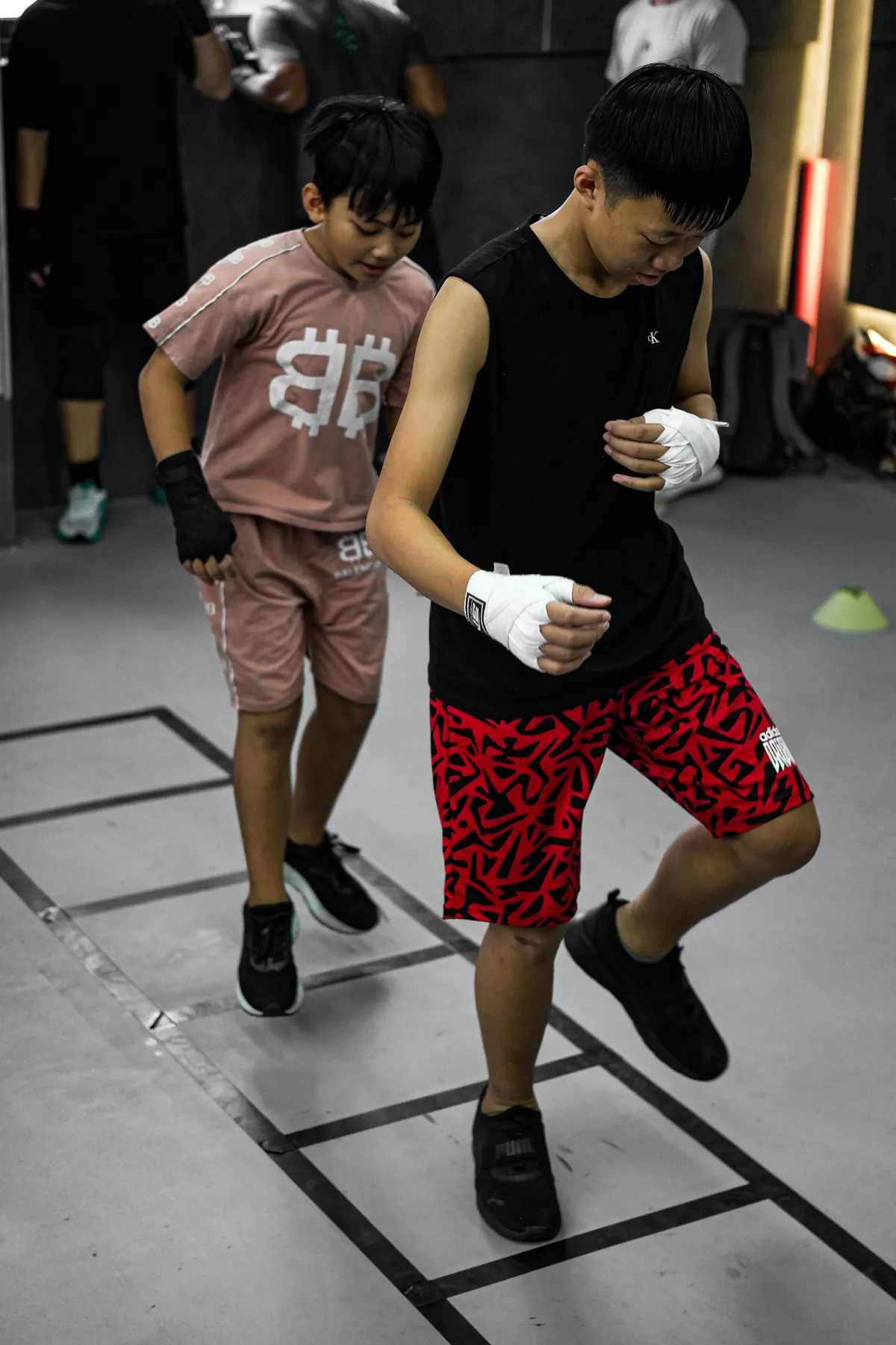 Lớp Boxing trẻ em tại HYPE — các bạn nhỏ tập bước chân trên thang dây