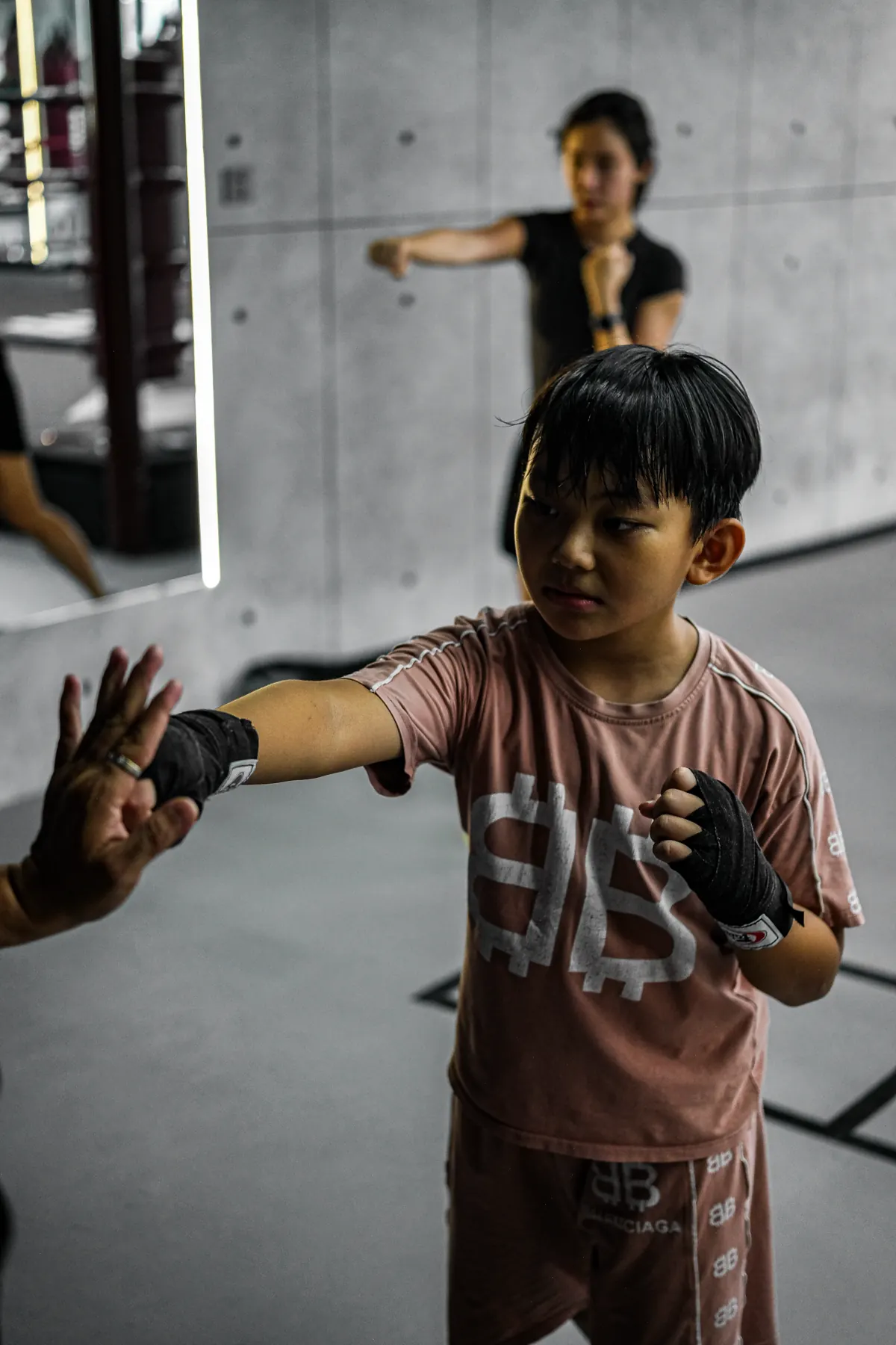 Lớp Boxing trẻ em tại HYPE — bạn nhỏ tung đòn vào tay HLV
