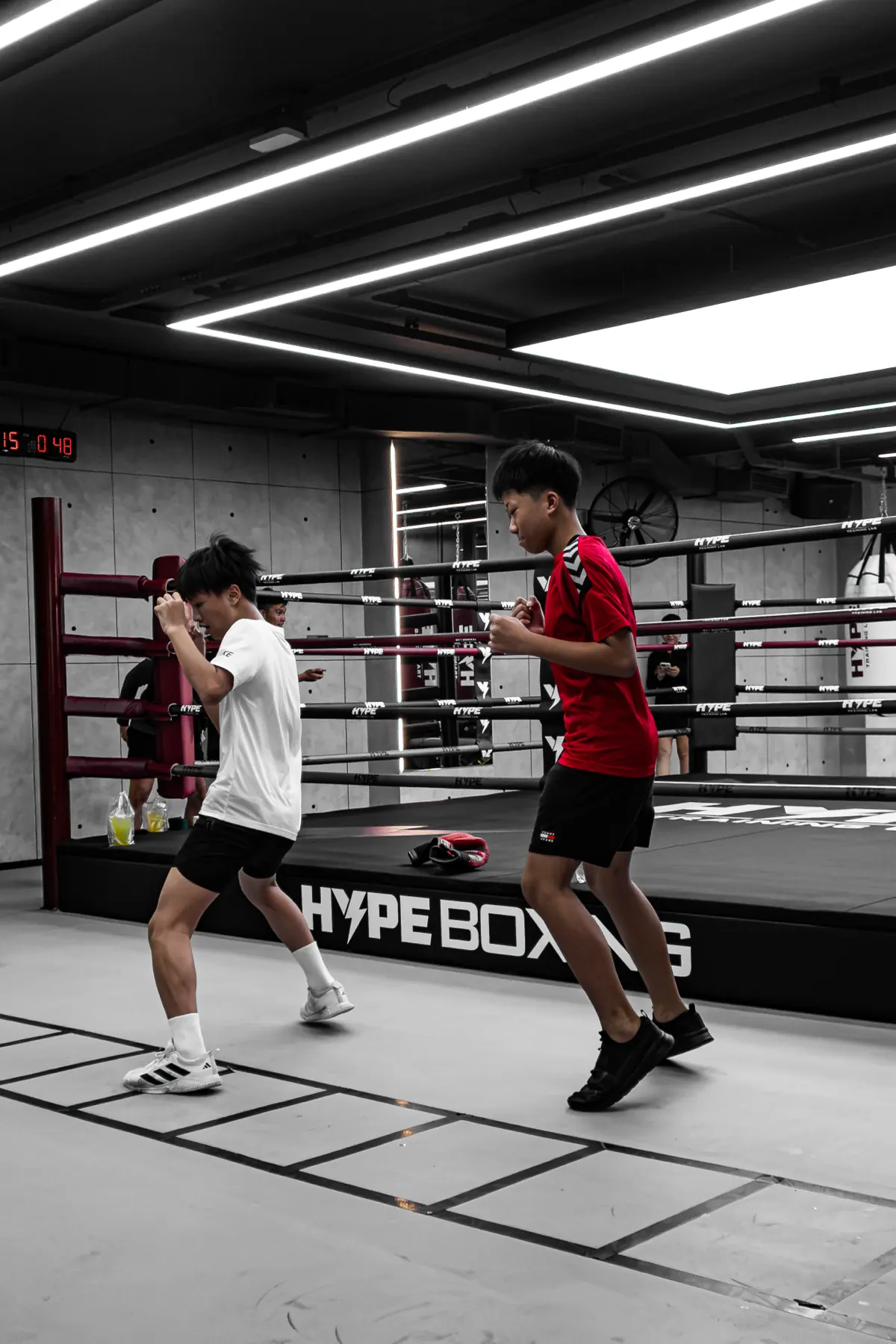 Lớp Boxing trẻ em tại HYPE — học viên nhỏ tập bước chân cạnh võ đài