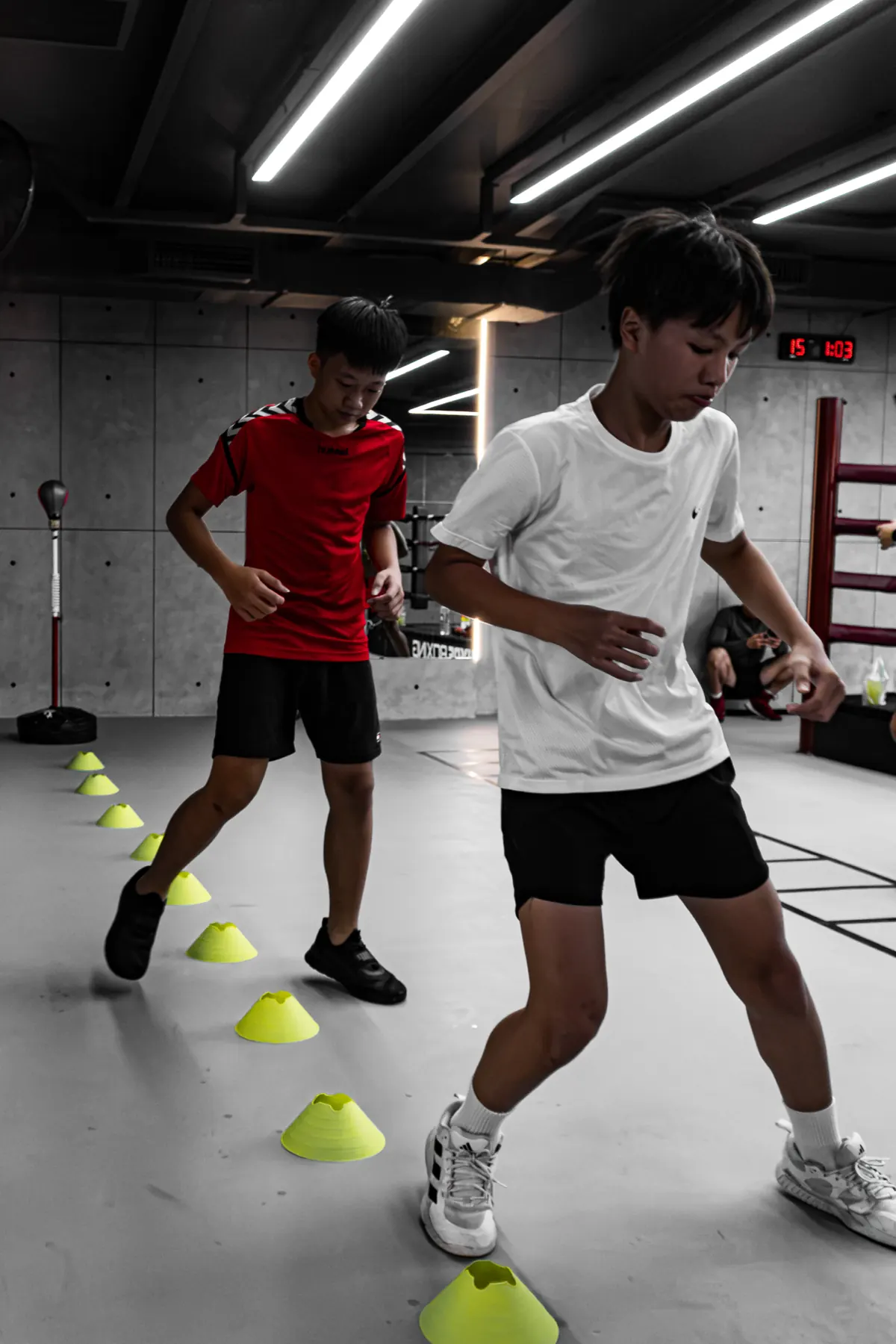 Lớp Boxing trẻ em tại HYPE — học viên nhỏ tập di chuyển qua cọc nấm