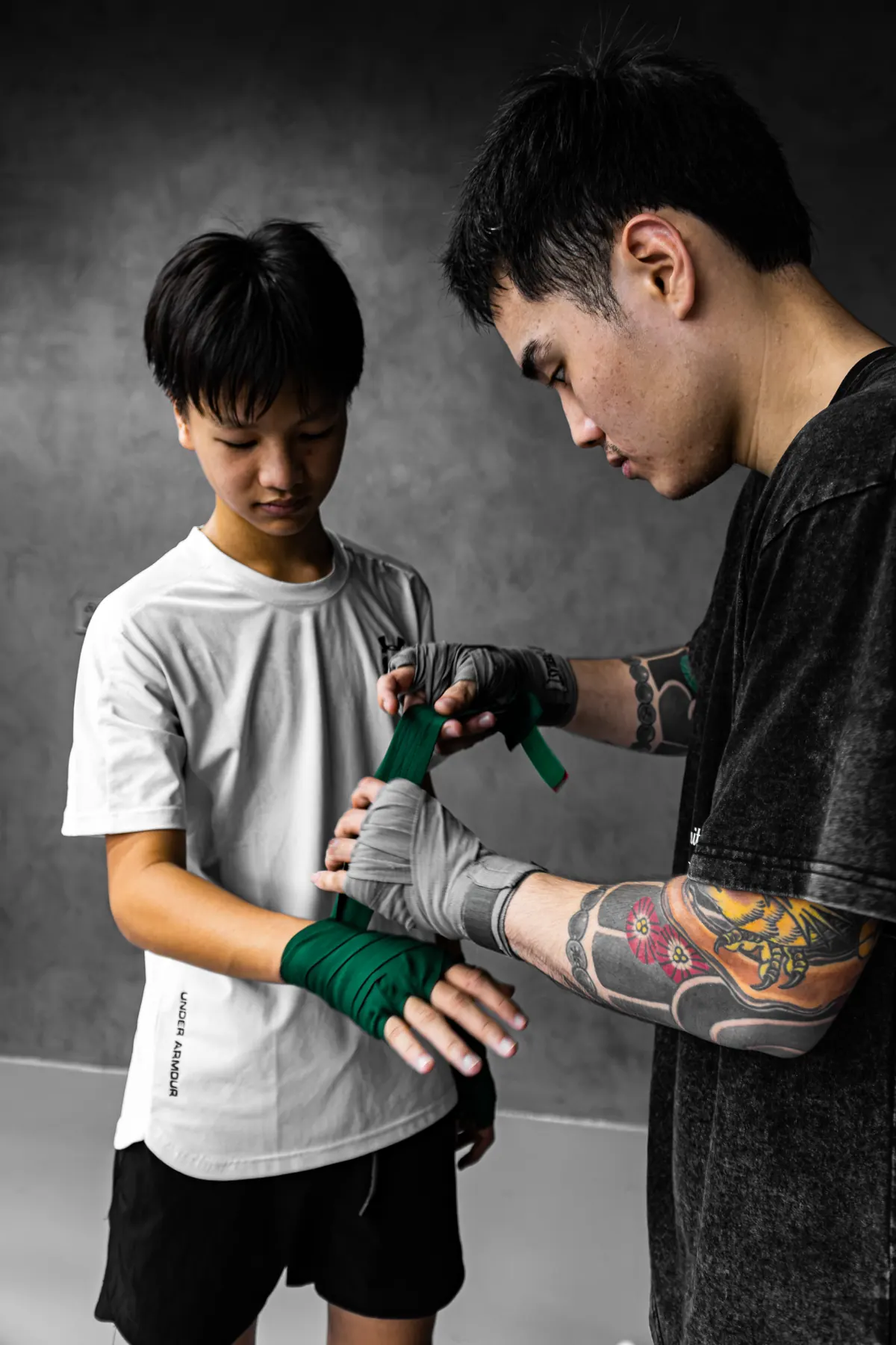 Lớp Boxing trẻ em tại HYPE — HLV quấn băng tay cho bạn nhỏ