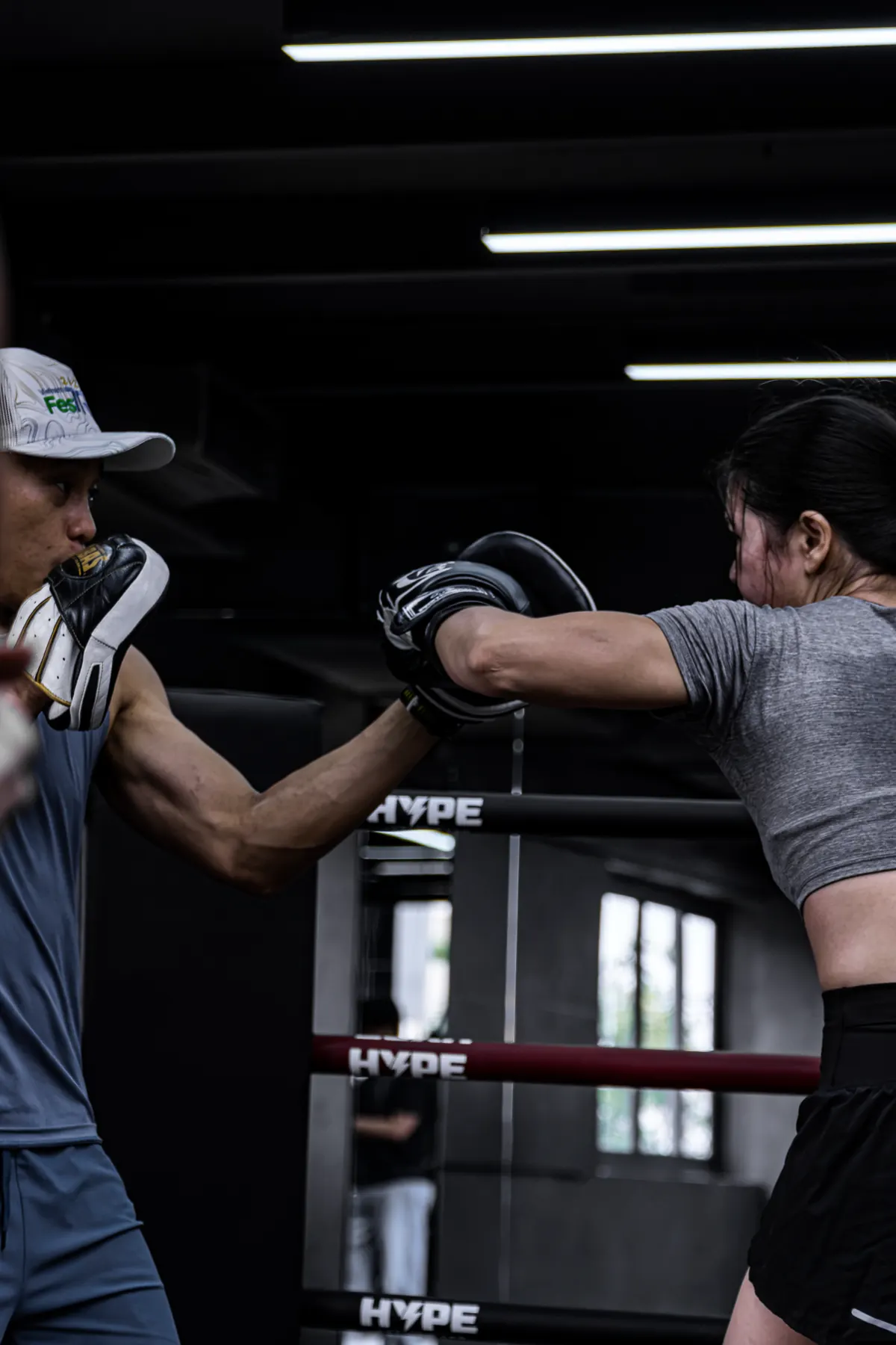 Học viên tập đấm đích cùng coach trong sàn boxing HYPE