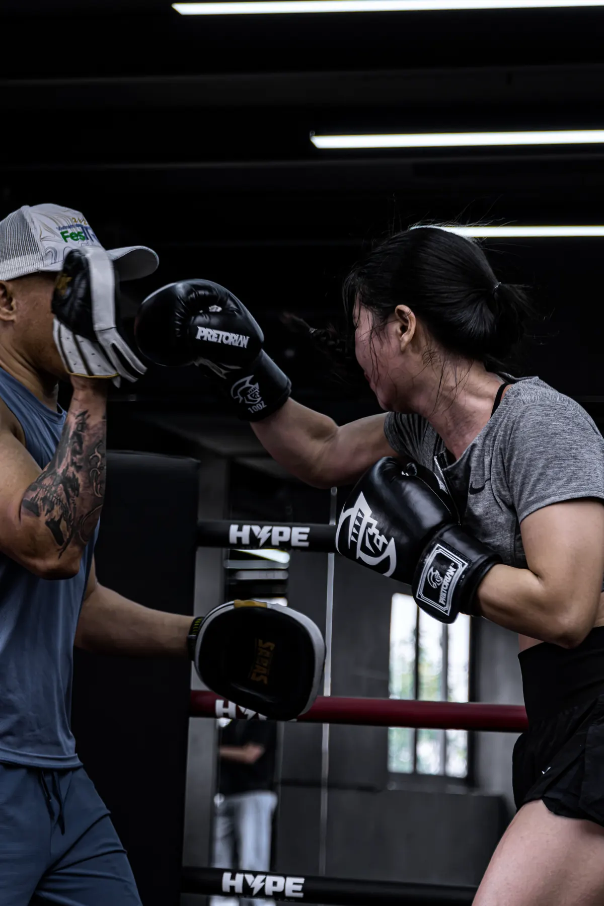Lớp Boxing người lớn tại HYPE — học viên tung đòn vào đích đấm