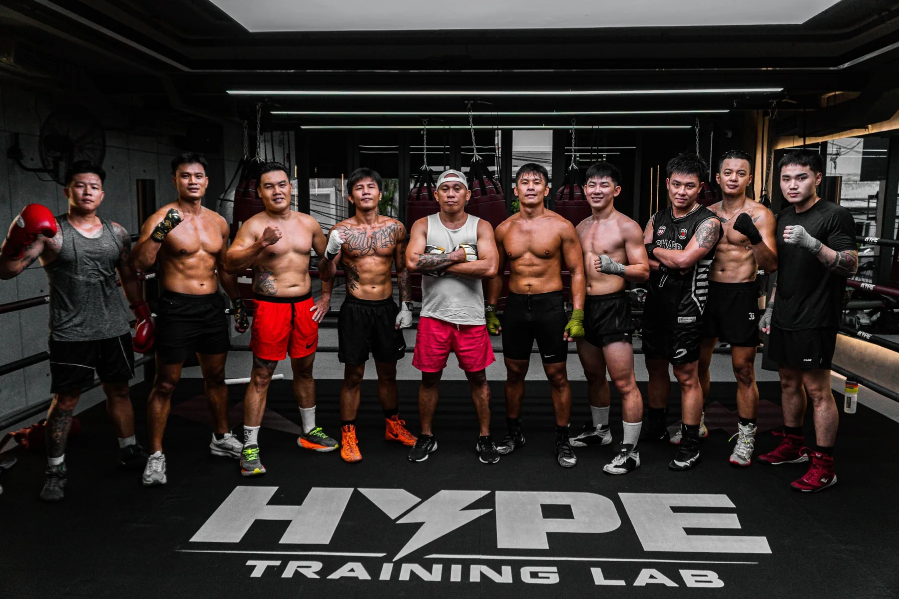 Ảnh tập thể học viên HYPE đứng trên sàn có logo HYPE TRAINING LAB