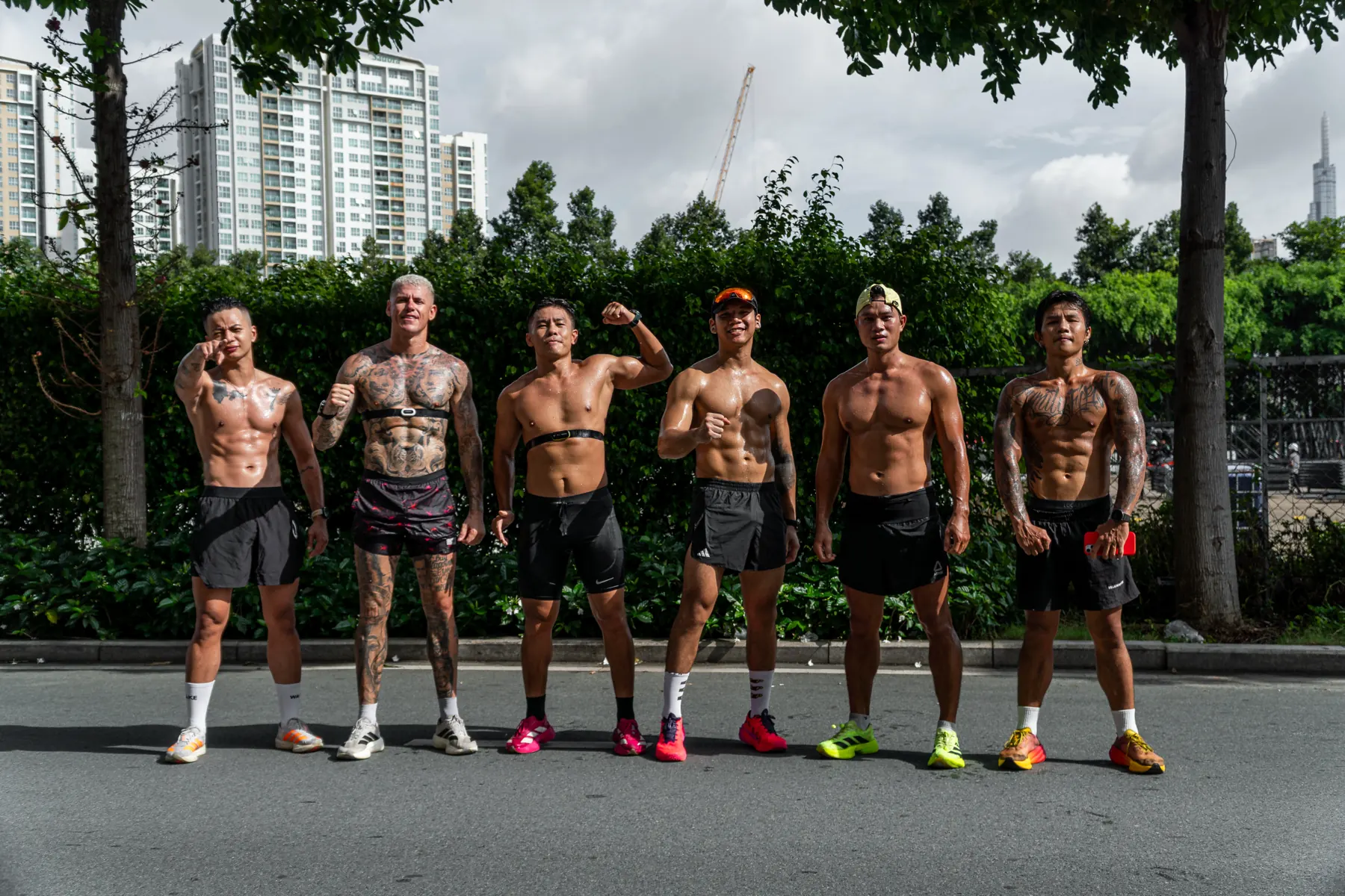 Nhóm chạy bộ HYPE tạo dáng bên hàng cây