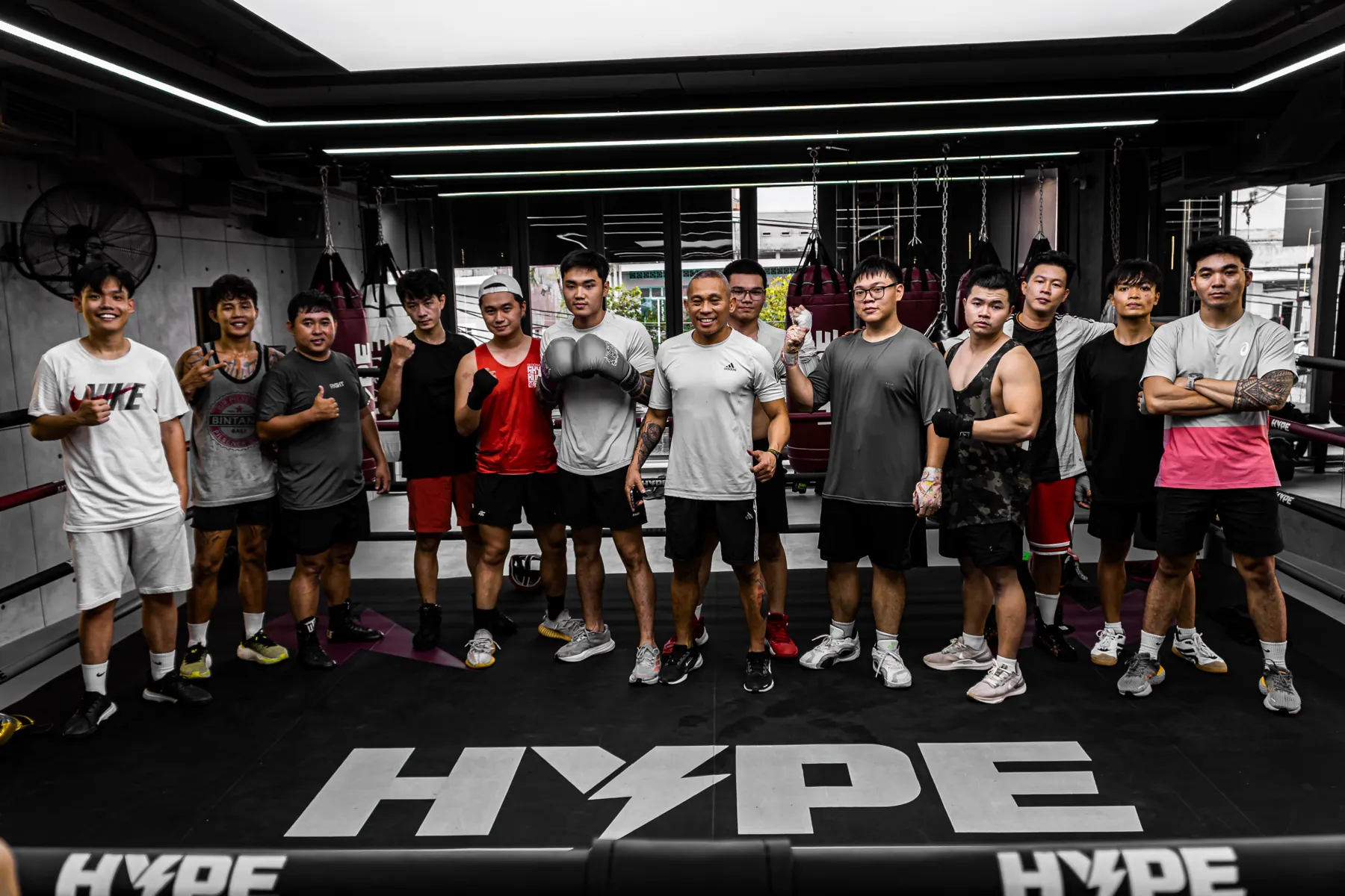 Cộng đồng HYPE chụp ảnh tập thể trên sàn tập có logo HYPE