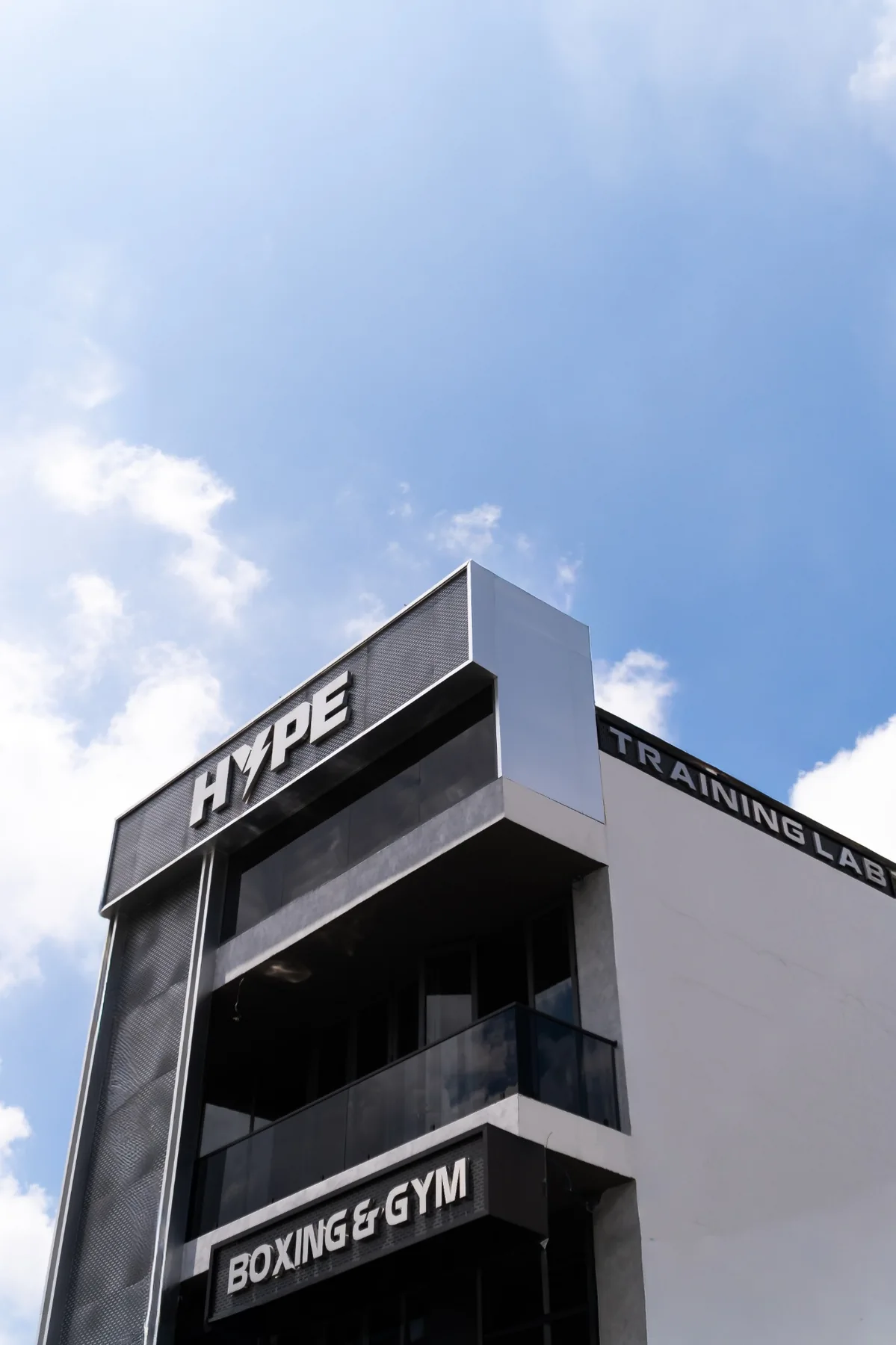 Mặt tiền tòa nhà HYPE với bảng hiệu HYPE, TRAINING LAB và BOXING & GYM