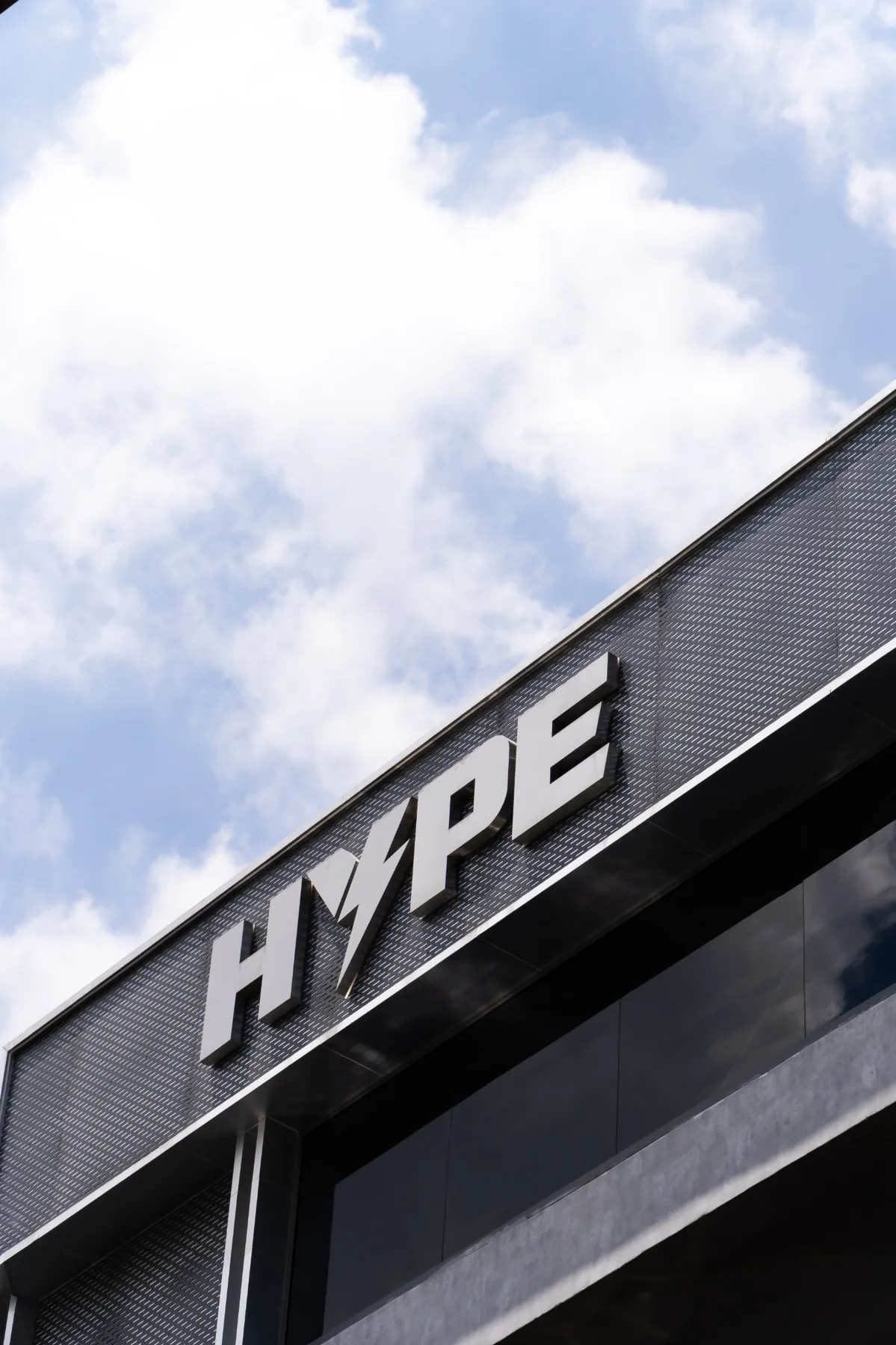 Chữ HYPE trên mặt tiền tòa nhà, nhìn từ dưới lên nền trời