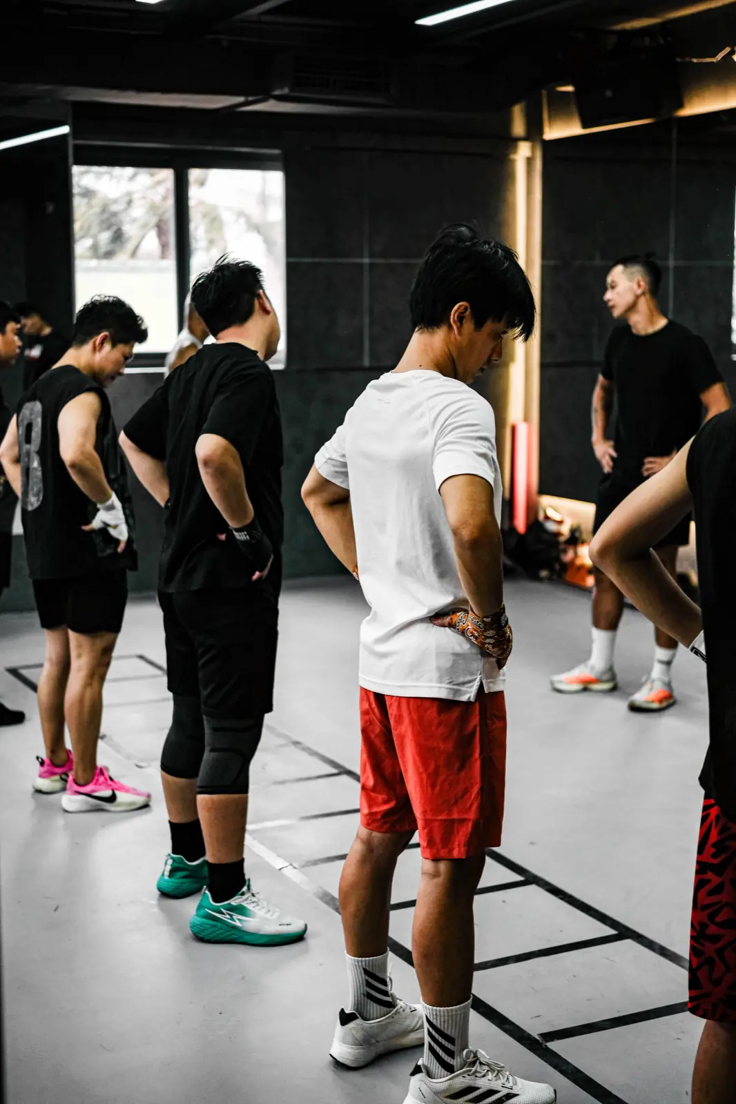 Lớp Boxing người lớn tại HYPE — học viên đứng nghe HLV hướng dẫn trước buổi tập