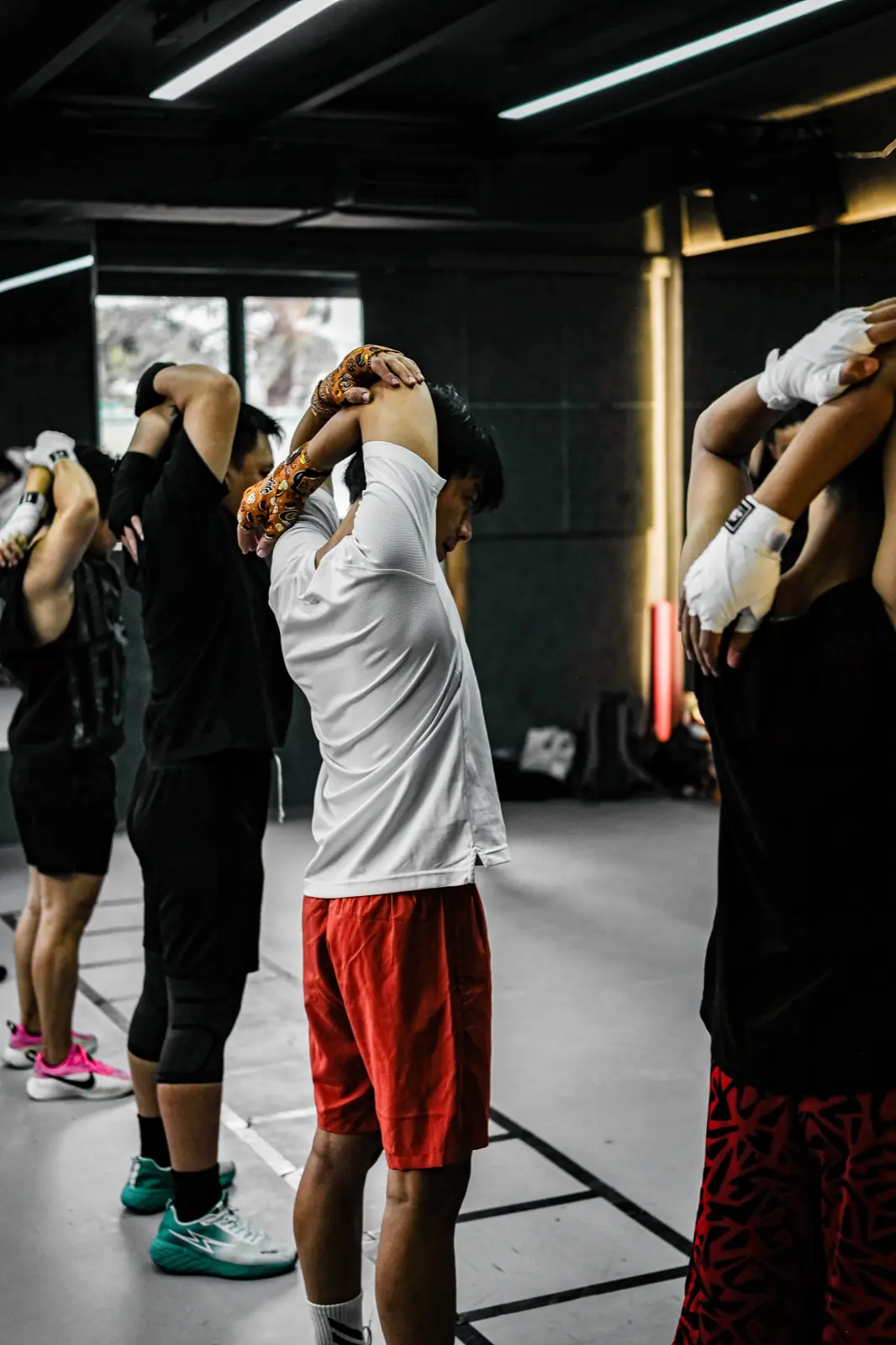Lớp Boxing người lớn tại HYPE — học viên giãn cơ trước buổi tập