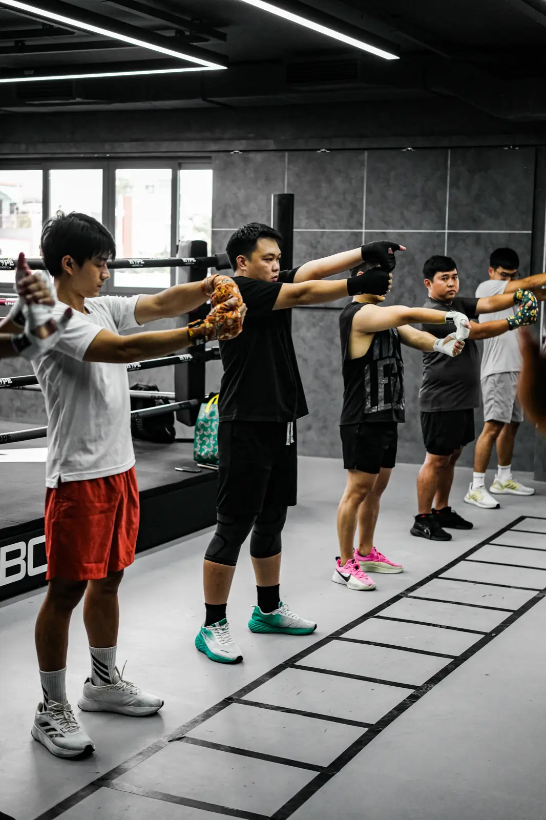 Lớp Boxing người lớn tại HYPE — học viên tập động tác tay theo hàng