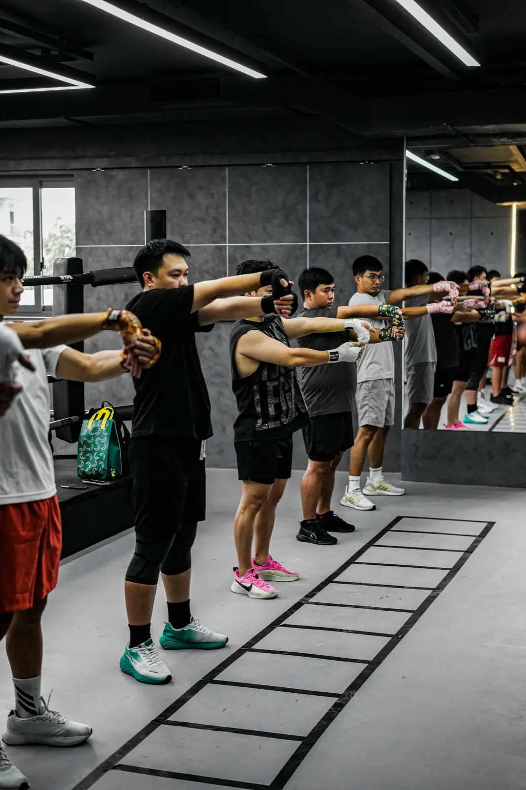 Lớp Boxing người lớn tại HYPE — bài tập khởi động trên thang dây