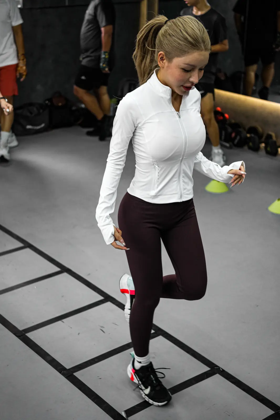 Lớp Boxing người lớn tại HYPE — học viên tập bước chân trên thang dây