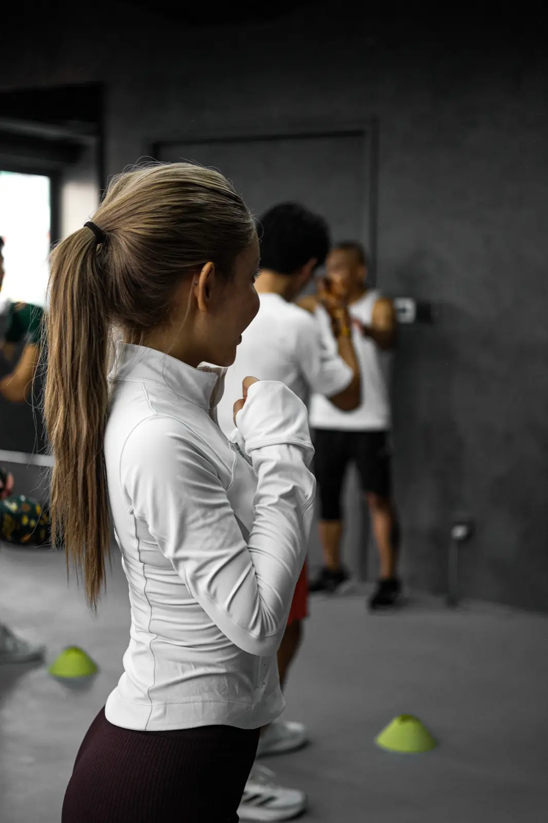 Lớp Boxing người lớn tại HYPE — học viên khởi động bên vạch kẻ