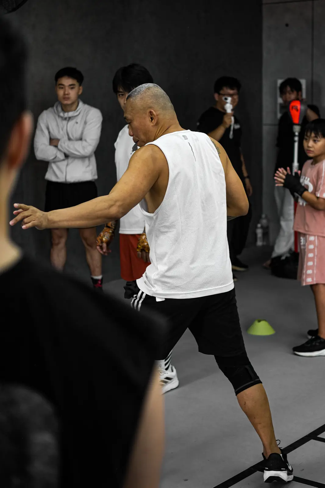 Lớp Boxing người lớn tại HYPE — học viên tập thế đứng