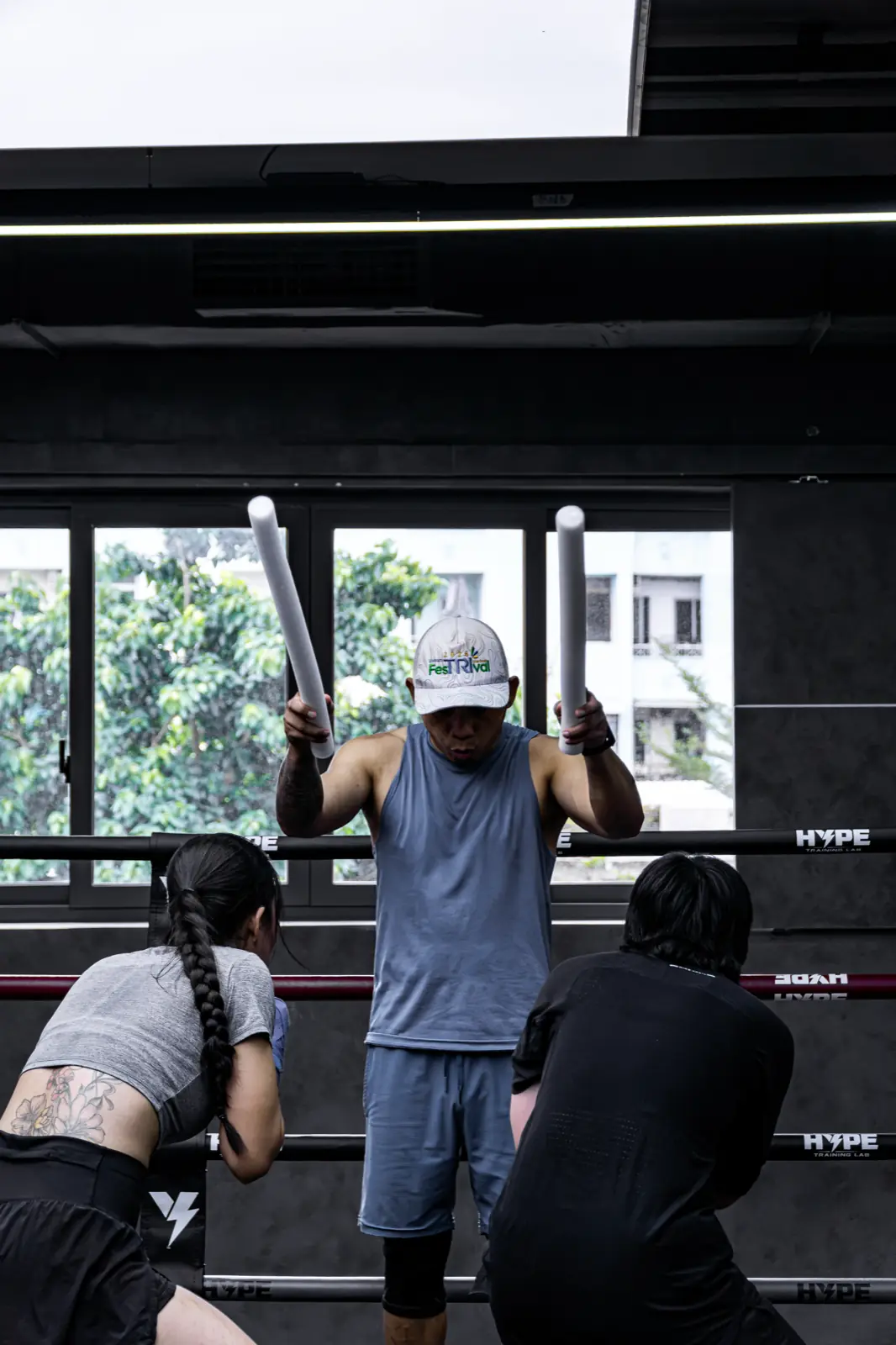 Lớp Boxing người lớn tại HYPE — HLV và học viên cạnh võ đài