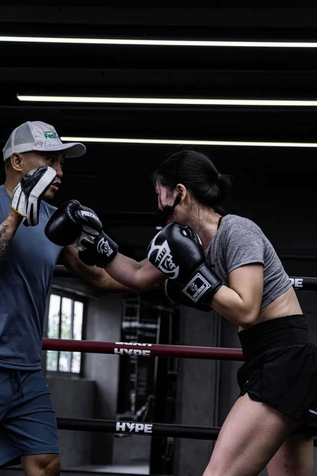 Lớp Boxing người lớn tại HYPE — HLV cầm đích cho học viên