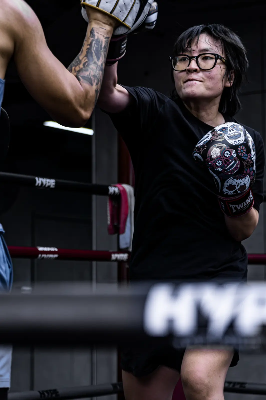Lớp Boxing người lớn tại HYPE — học viên tập đích đấm trong võ đài