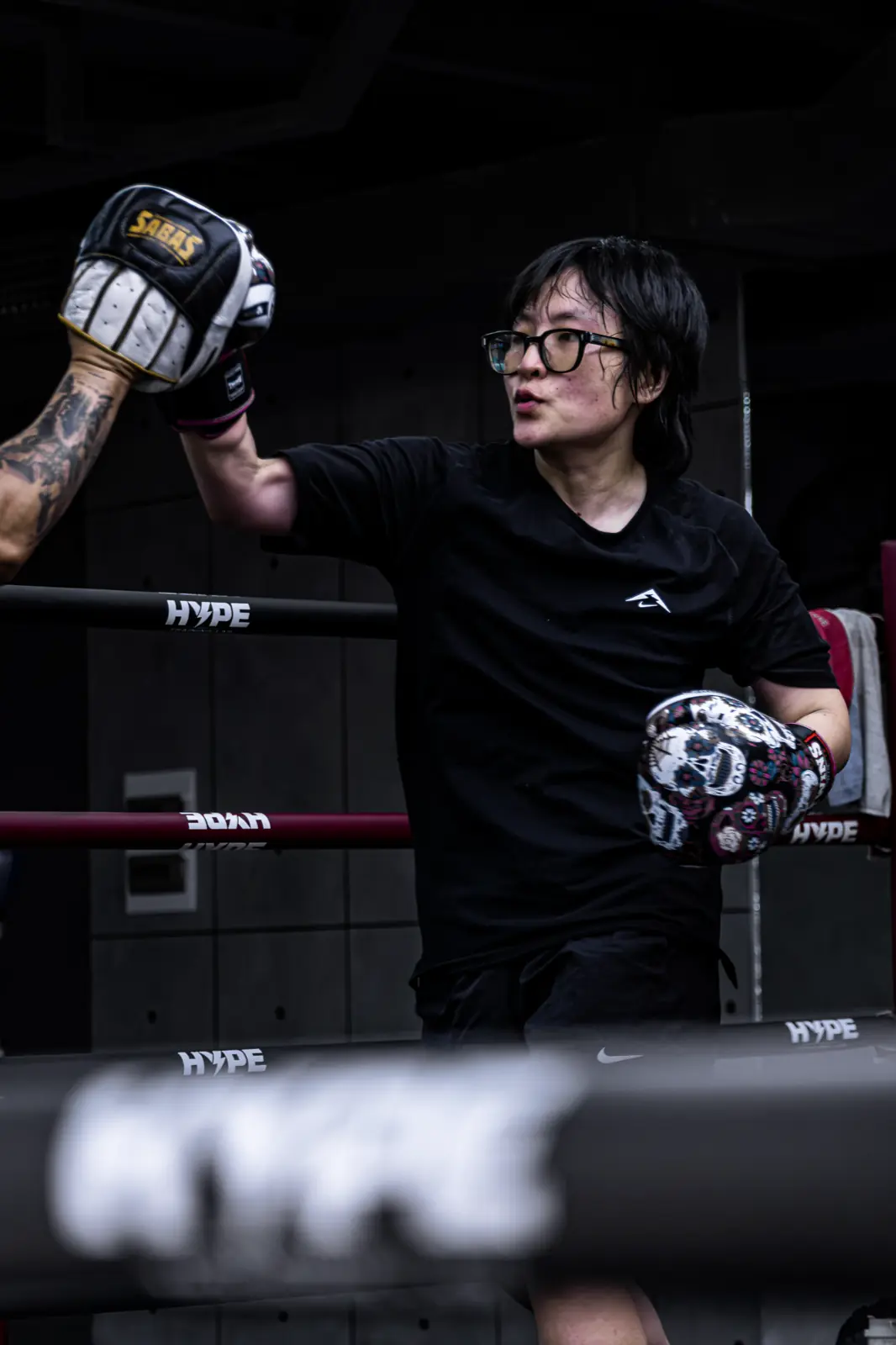 Lớp Boxing người lớn tại HYPE — học viên đấm đích trong võ đài