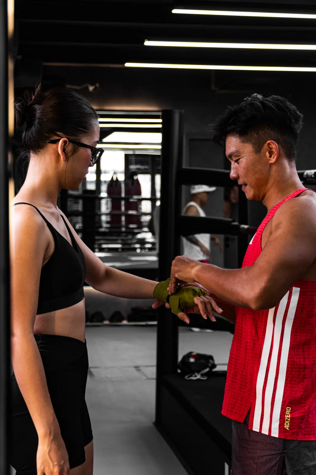 Lớp Boxing người lớn tại HYPE — HLV hỗ trợ quấn băng tay