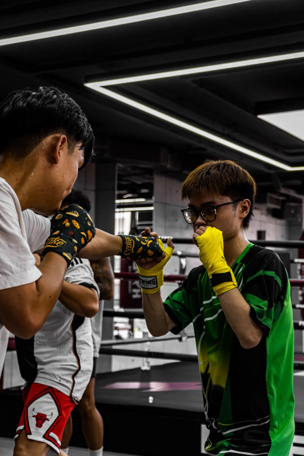Lớp Boxing người lớn tại HYPE — học viên đấm đích cùng HLV