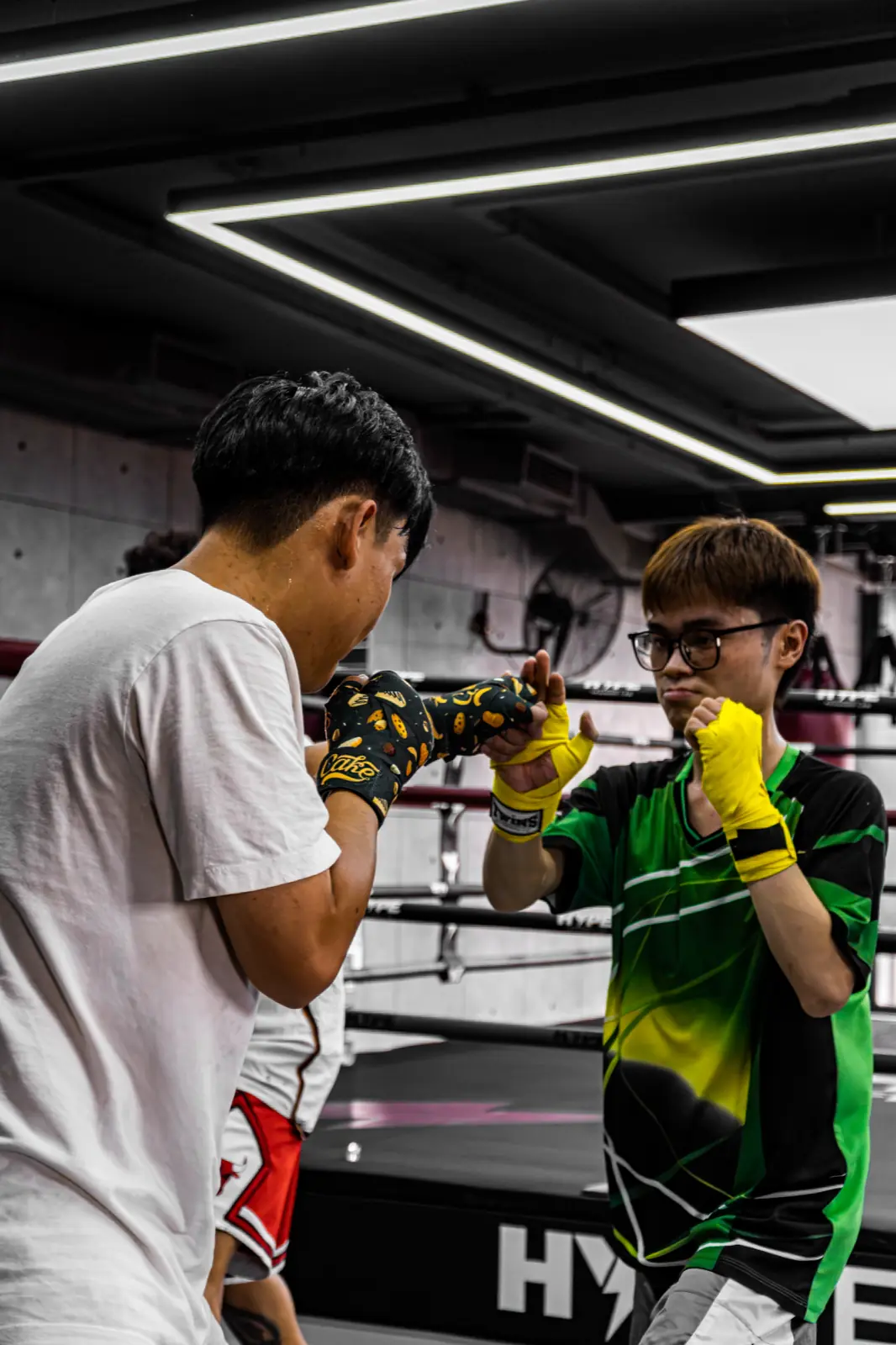 Lớp Boxing người lớn tại HYPE — học viên tung đòn thẳng vào đích