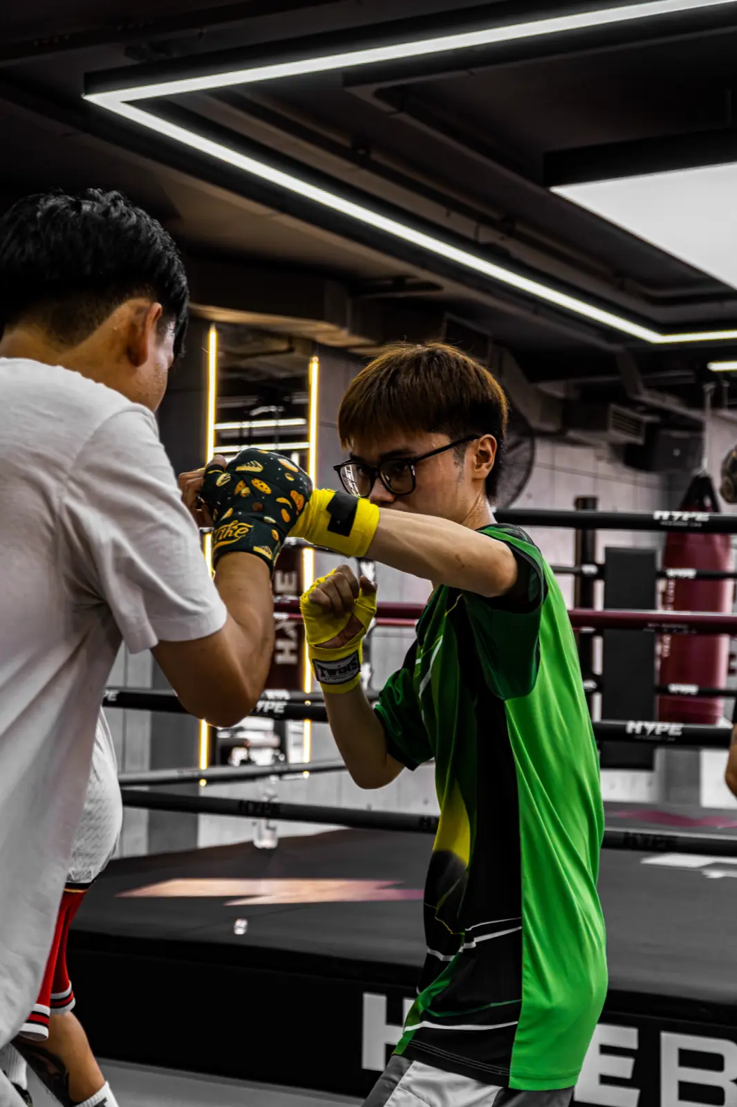 Lớp Boxing người lớn tại HYPE — học viên tập đích bên võ đài