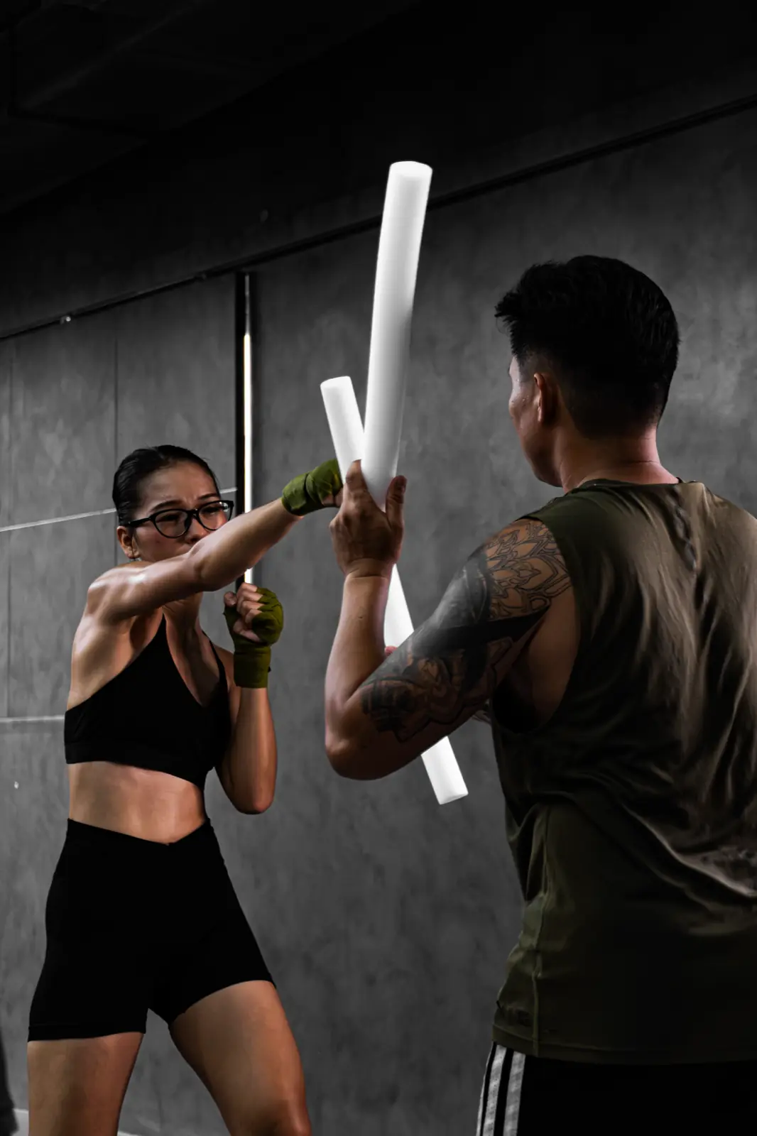 Lớp Boxing người lớn tại HYPE — bài tập né đòn với gậy xốp