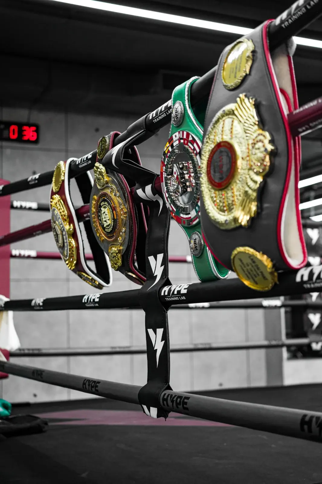Võ đài Boxing tại HYPE — đai vô địch treo trên dây đài in logo HYPE