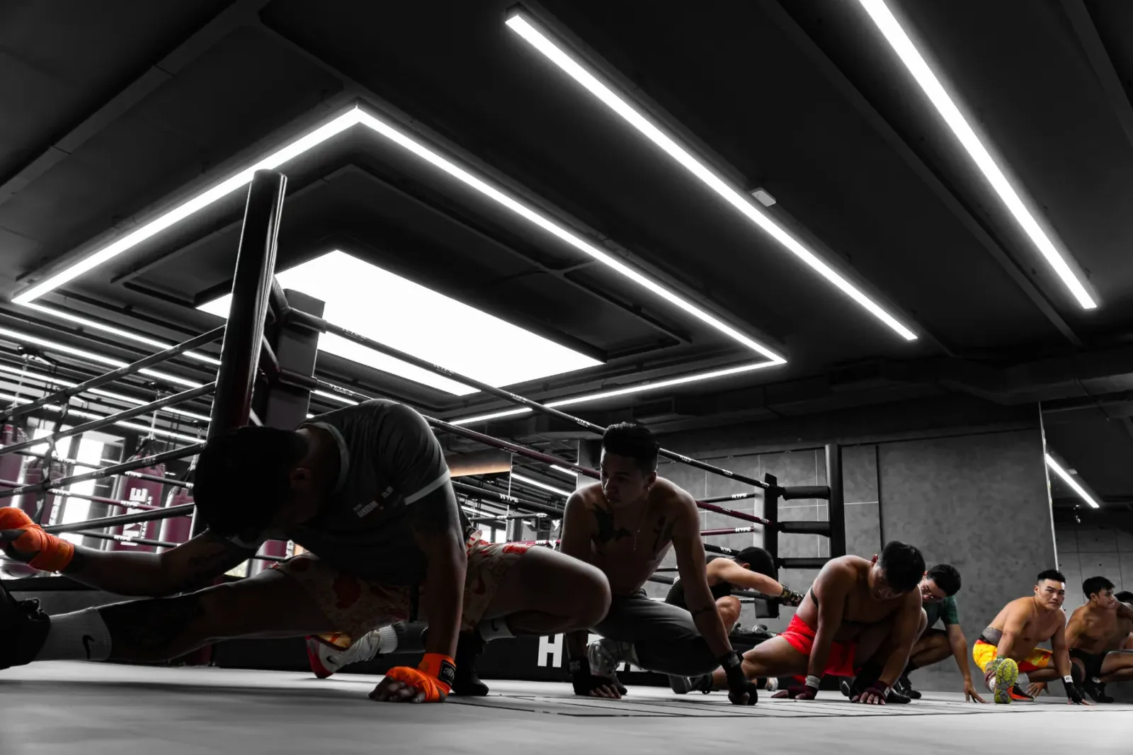 Lớp Boxing người lớn tại HYPE — học viên quấn băng tay khởi động cạnh võ đài