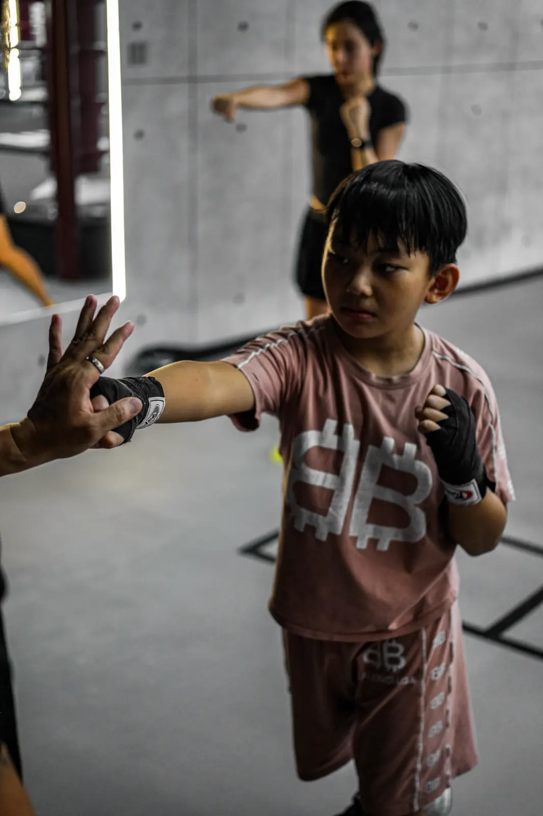 Lớp Boxing trẻ em tại HYPE — bạn nhỏ tập đấm vào tay HLV