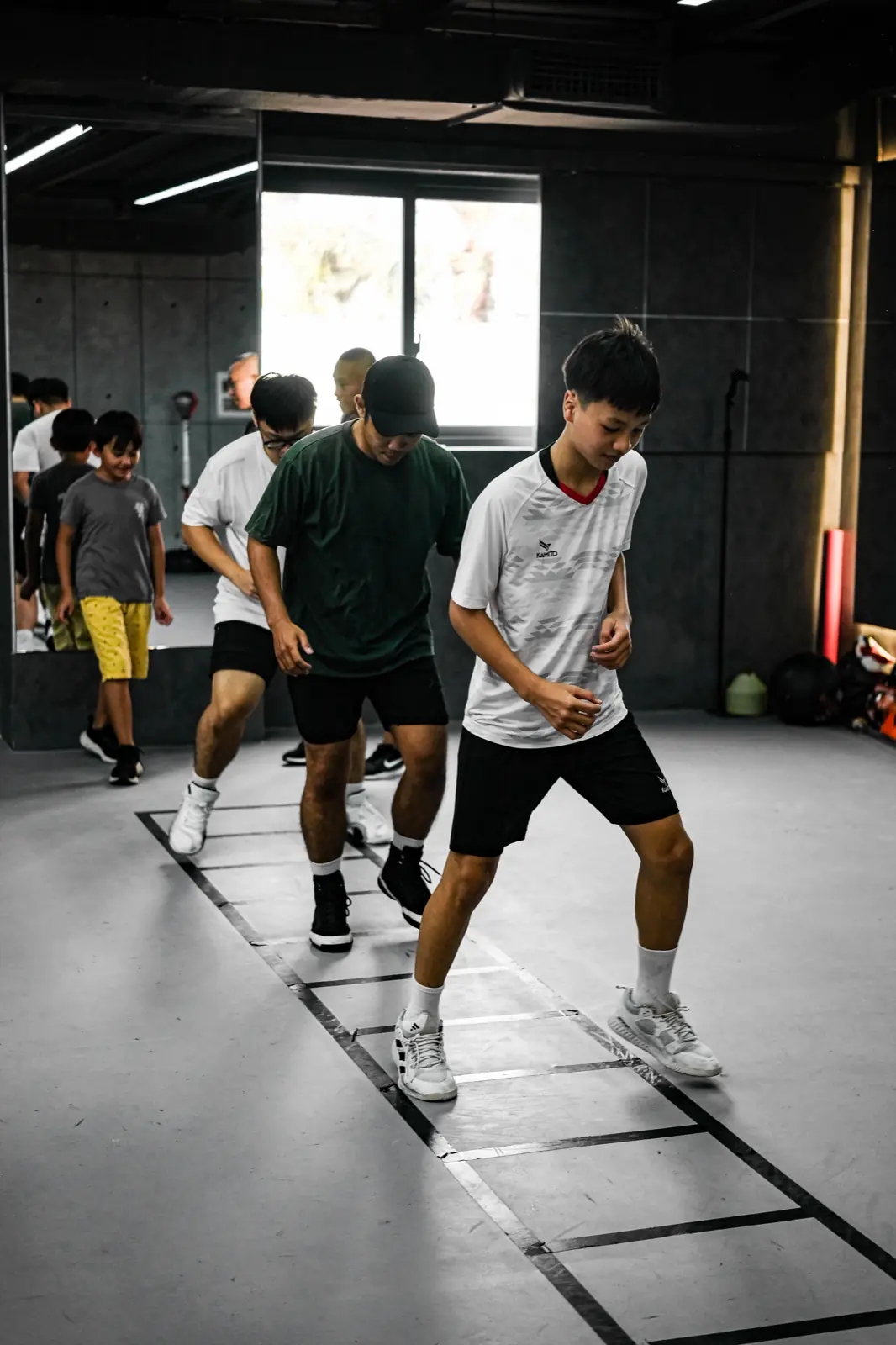 Lớp Boxing trẻ em tại HYPE — các bạn nhỏ tập trên thang dây