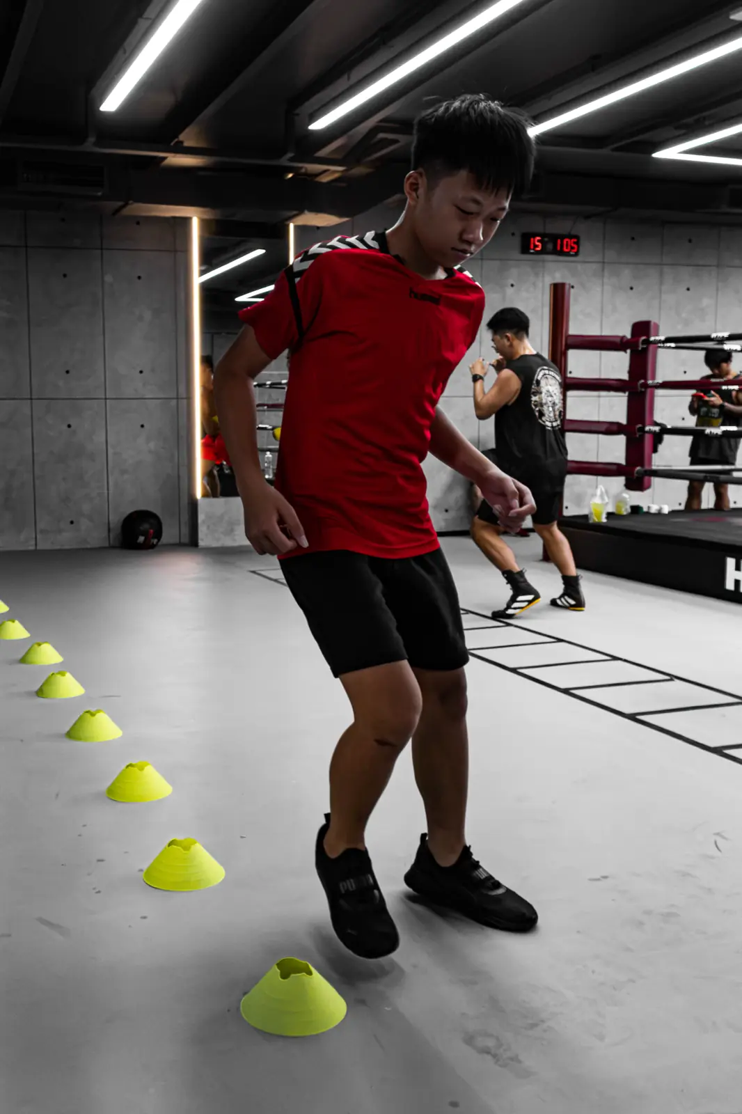 Lớp Boxing trẻ em tại HYPE — bạn nhỏ tập bước chân với cọc nấm