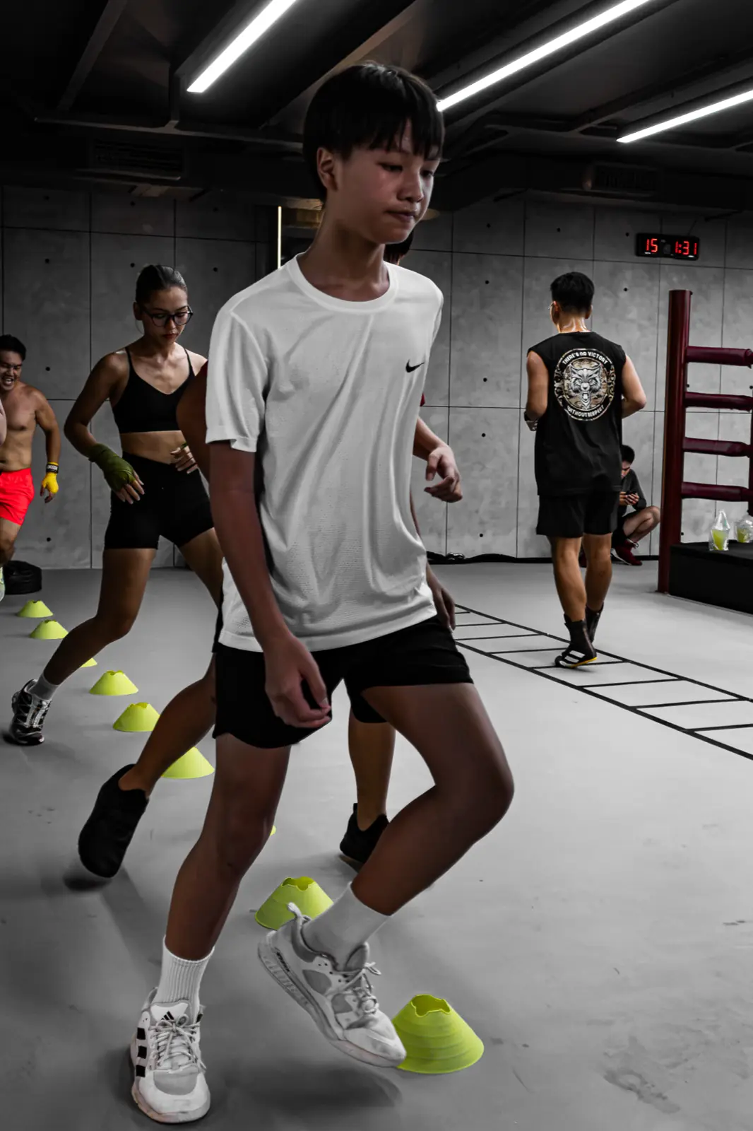 Lớp Boxing trẻ em tại HYPE — học viên nhỏ tập với cọc nấm