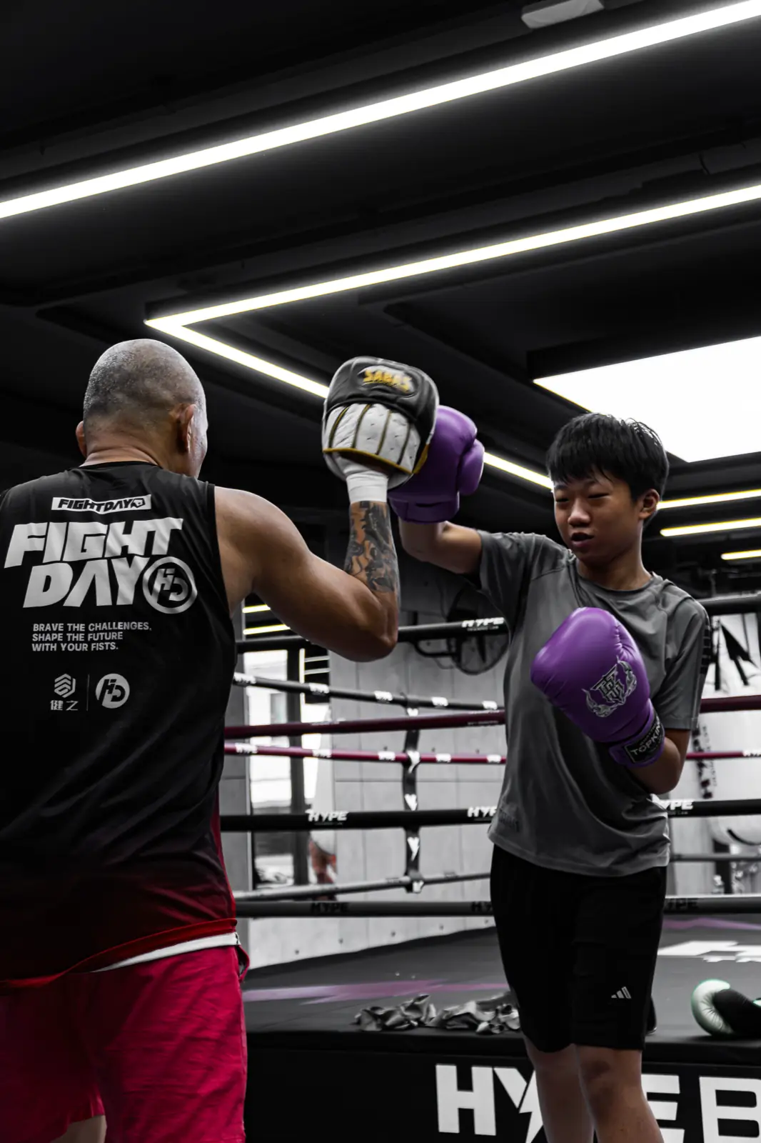 Lớp Boxing trẻ em tại HYPE — HLV cầm đích cho học viên nhỏ