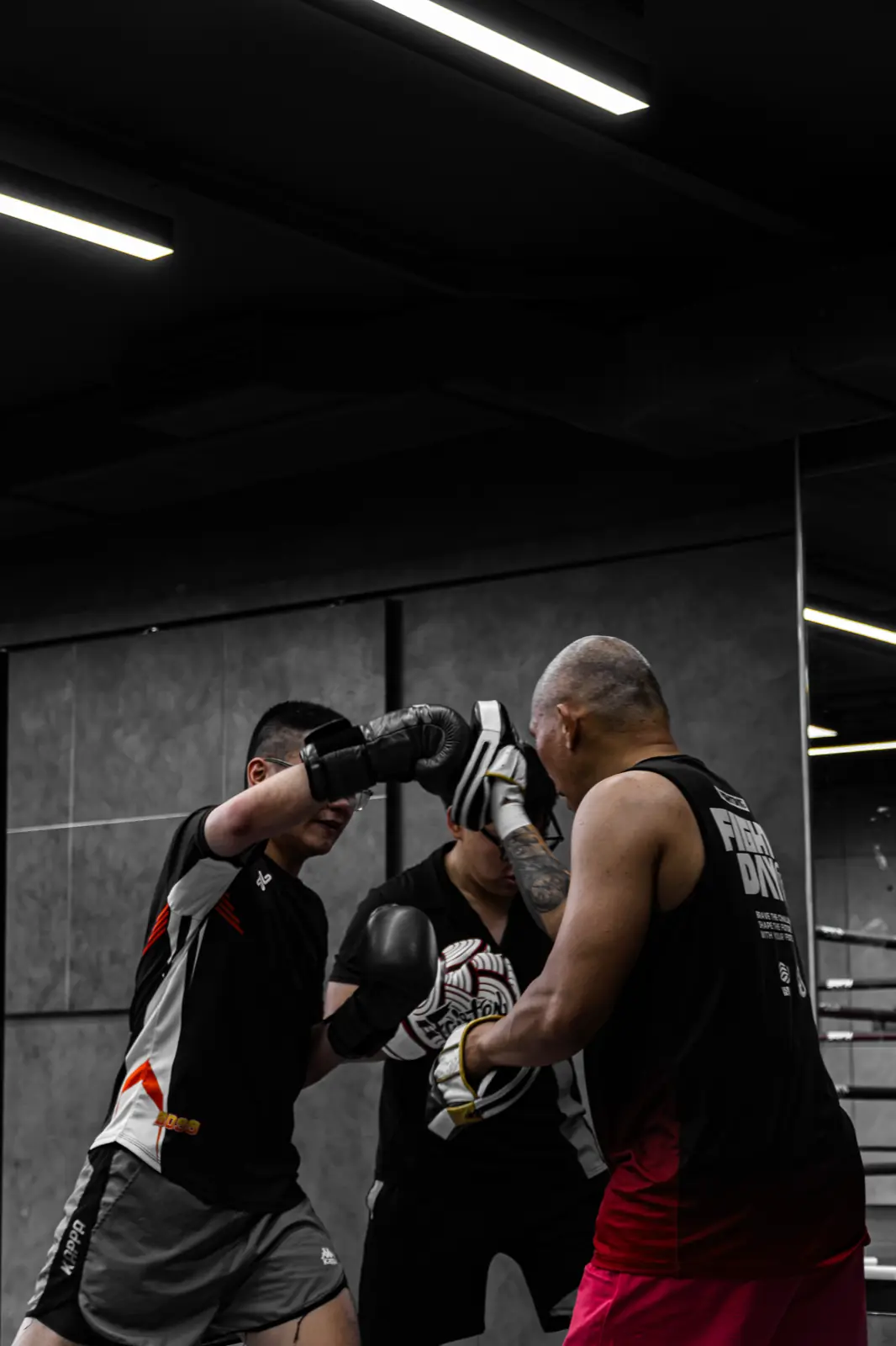 Lớp Boxing trẻ em tại HYPE — học viên nhỏ tung đòn vào đích