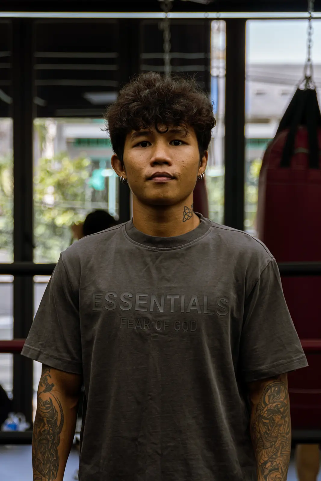 Coach Thông đứng thả lỏng hai tay trước võ đài tại HYPE