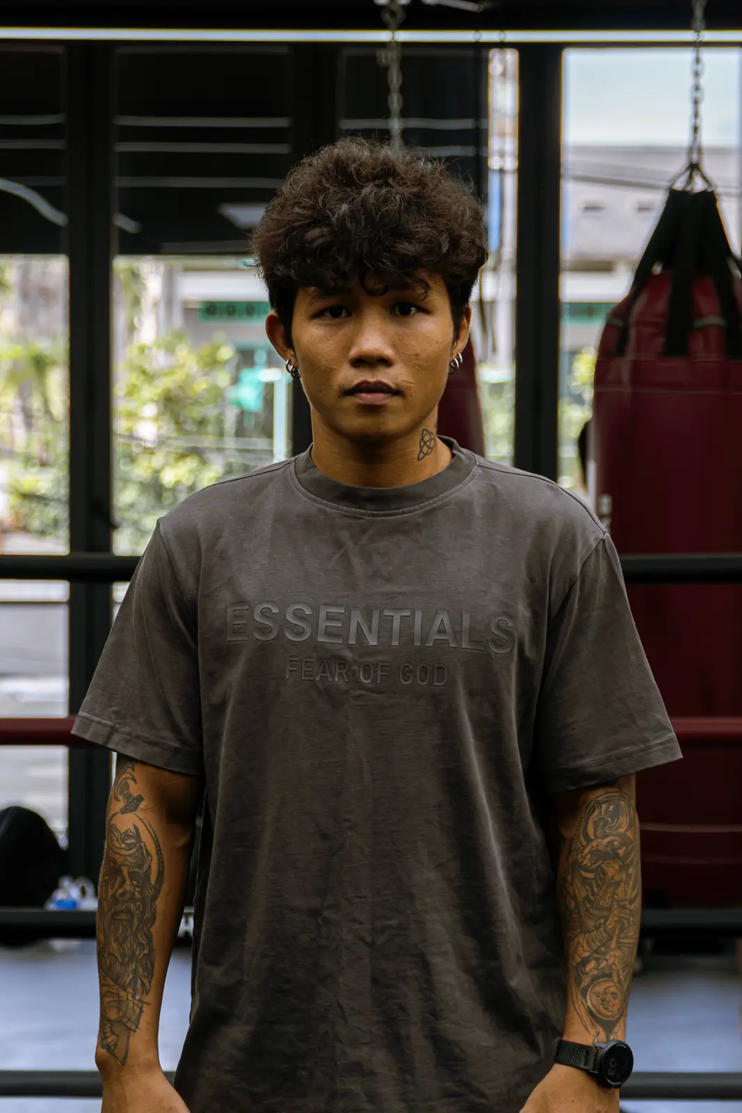 Coach Thông đứng trước võ đài tại HYPE — khung hình rộng