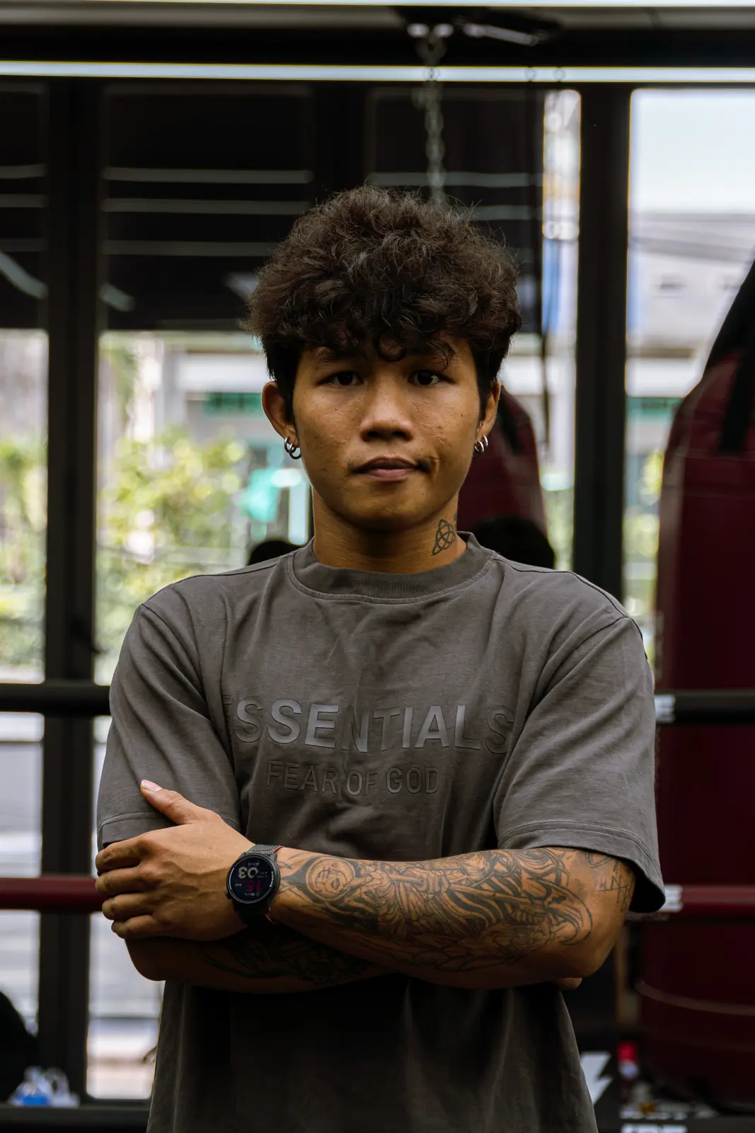 Coach Thông khoanh tay, nhìn thẳng ống kính tại HYPE