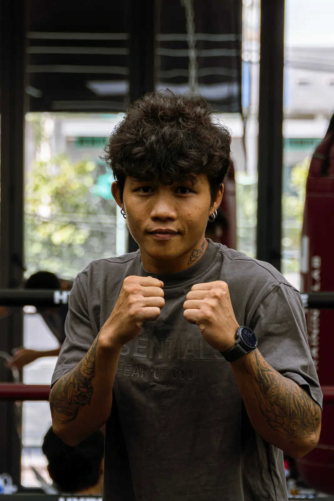 Coach Thông giơ hai nắm đấm thủ thế tại HYPE