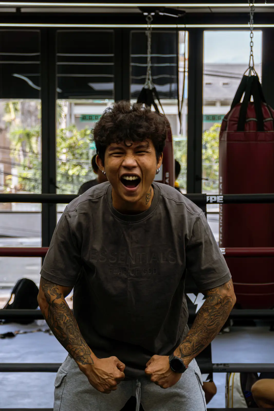Coach Thông cười lớn, gồng tay tạo dáng tại HYPE