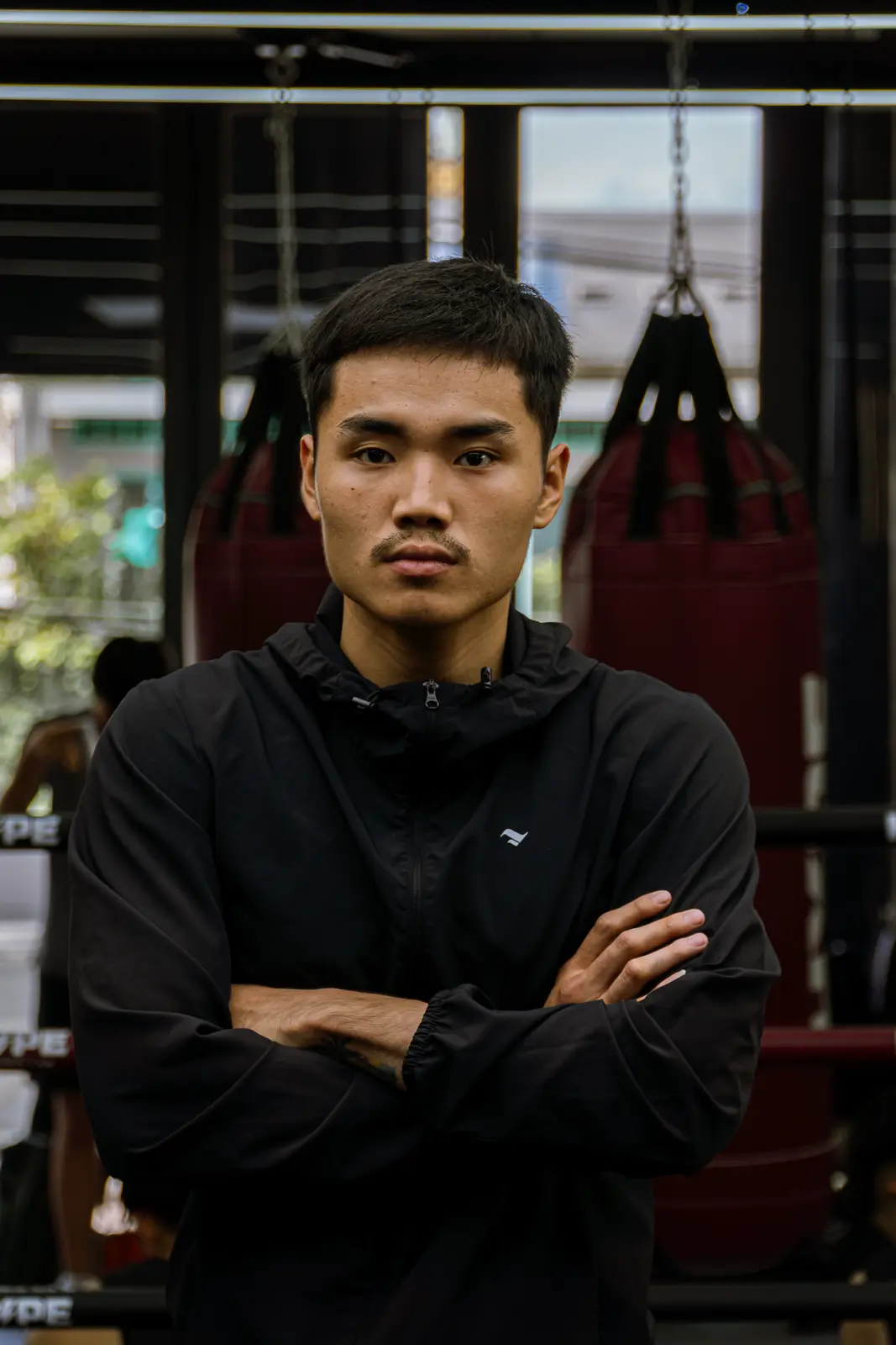 Coach Đạt khoanh tay trước dãy bao cát tại HYPE