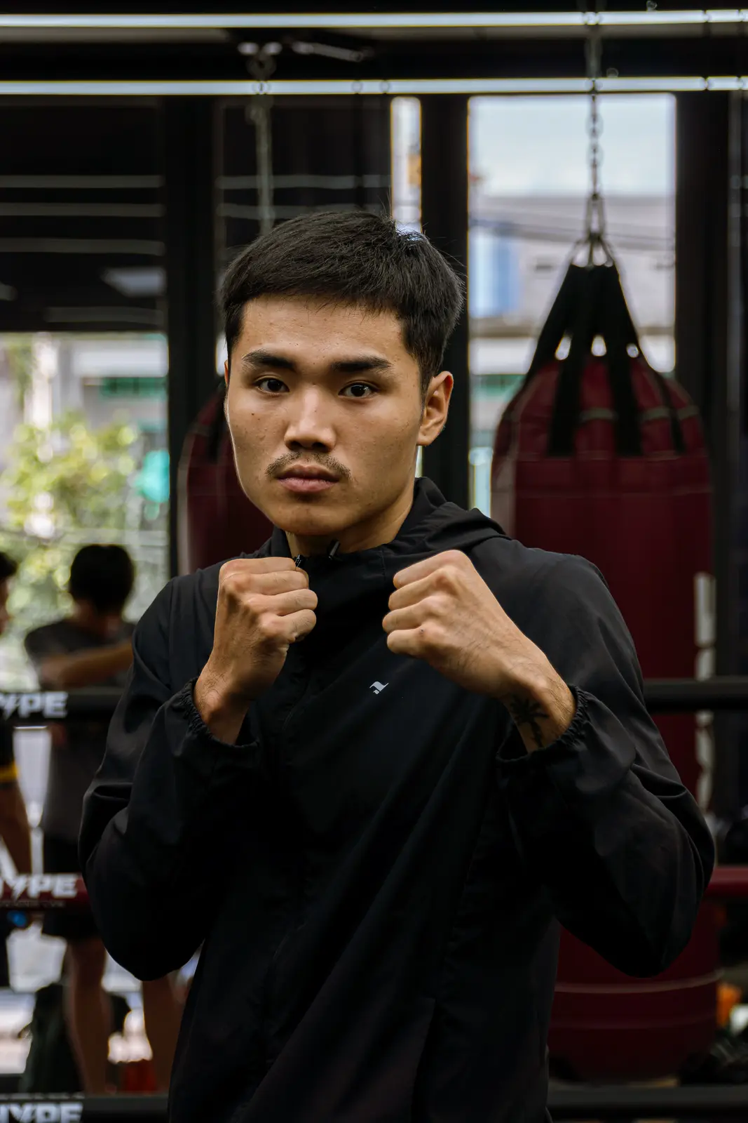 Coach Đạt giơ hai nắm đấm thủ thế tại HYPE