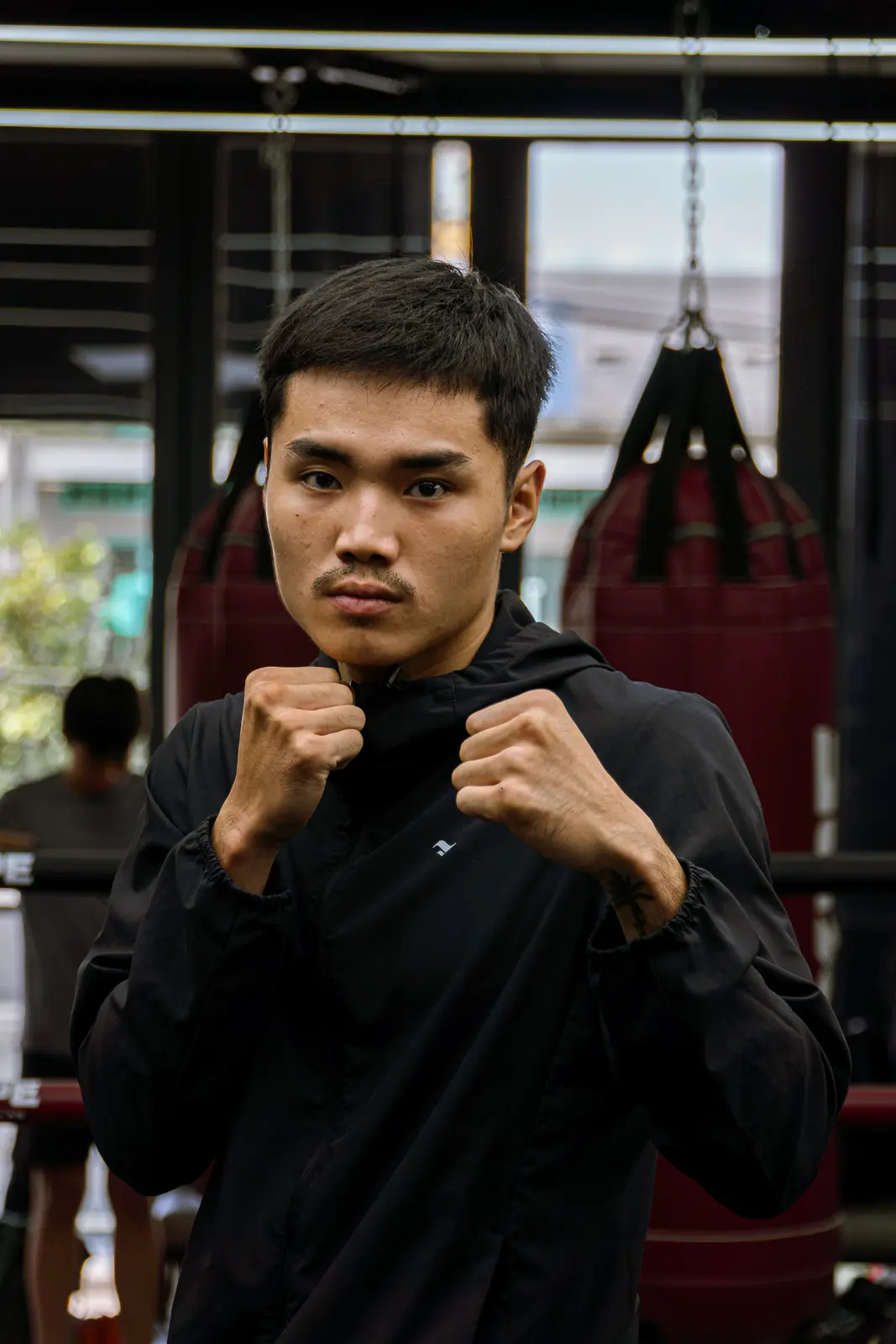 Coach Đạt thủ thế, hơi nghiêng đầu nhìn ống kính tại HYPE
