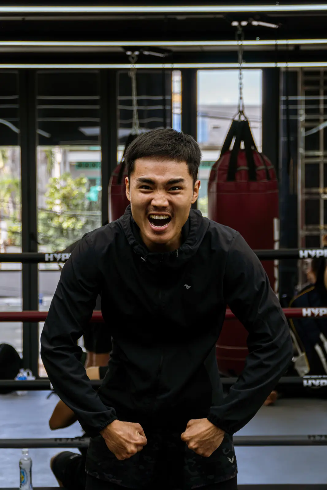 Coach Đạt cười lớn, gồng tay cạnh võ đài tại HYPE