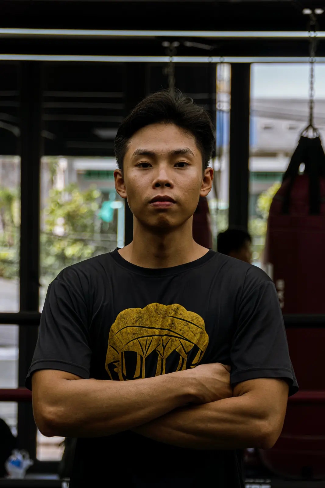 Coach Kiên khoanh tay trước võ đài tại HYPE