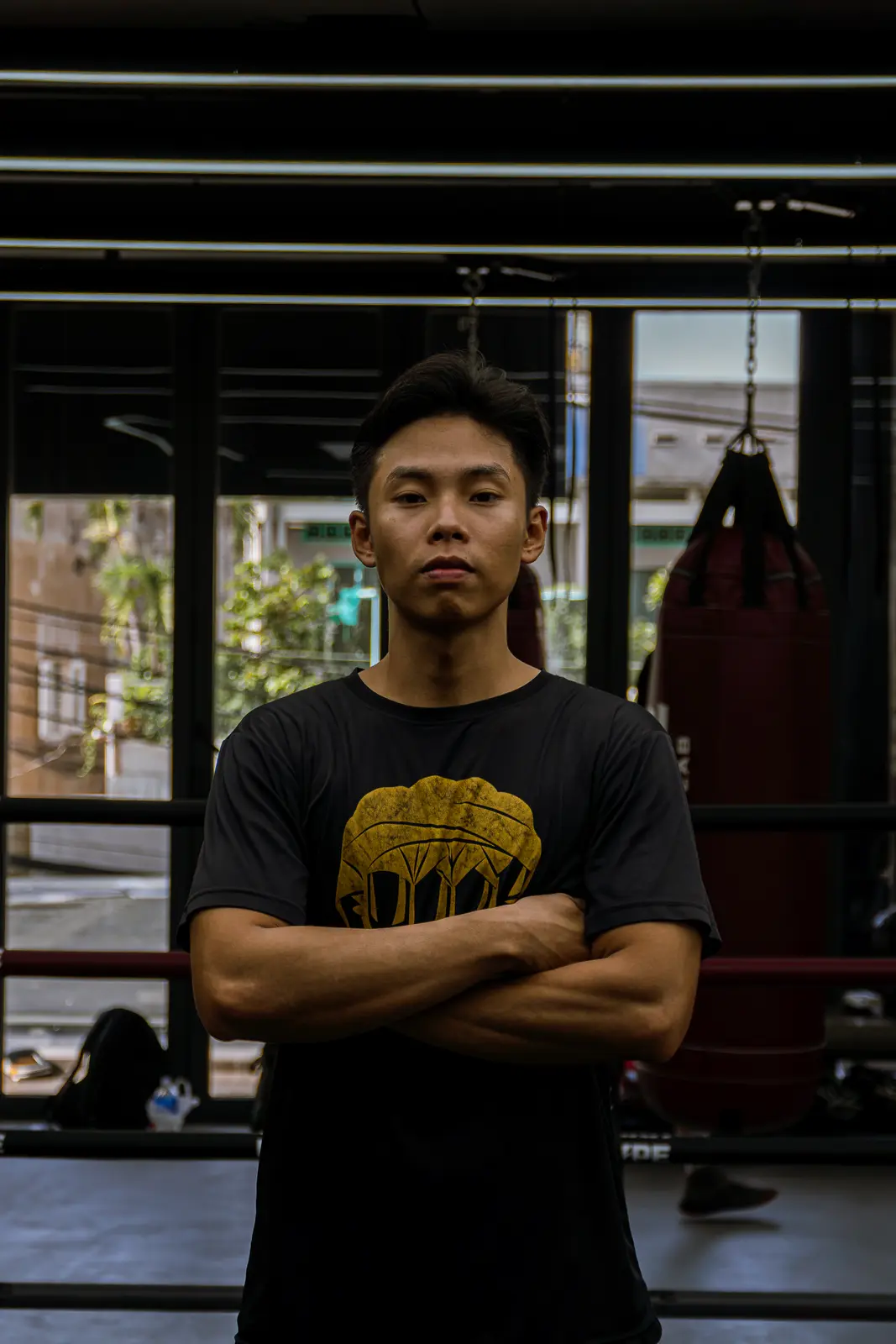Coach Kiên khoanh tay giữa sàn tập HYPE — khung hình rộng